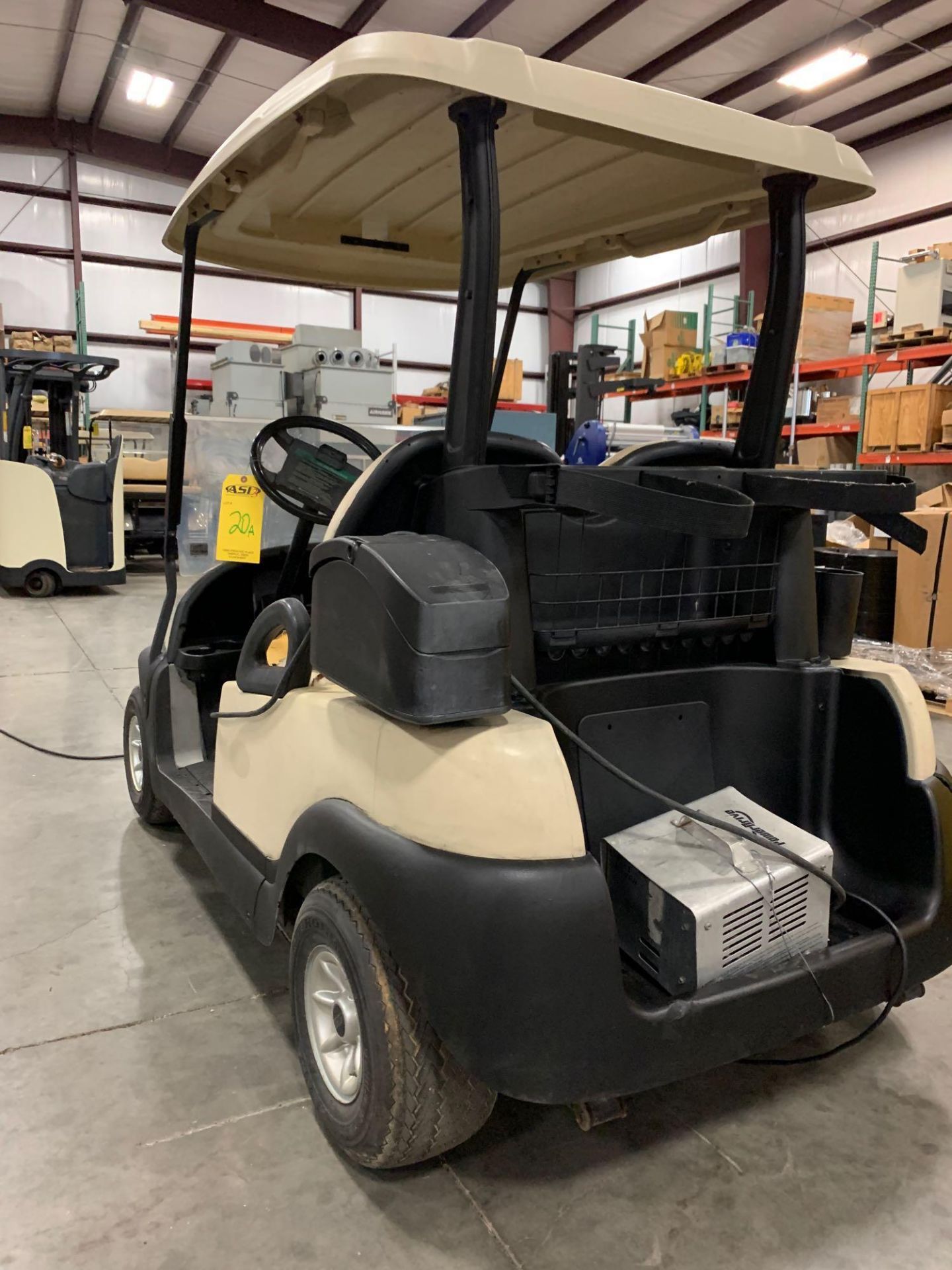 CLUB CAR ELECTRIC GOLF CART W/CHARGER - Image 4 of 5