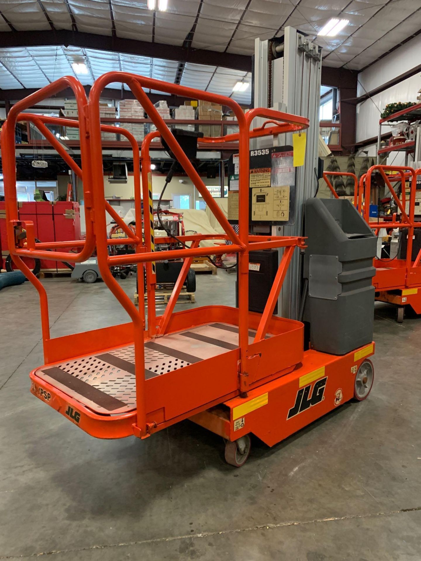 JLG 15VP SP ELECTRIC MANLIFT, SELF PROPELLED, BUILT IN CHARGER, 15’ PLATFORM HEIGHT, RUNS AND OPERAT - Image 4 of 6