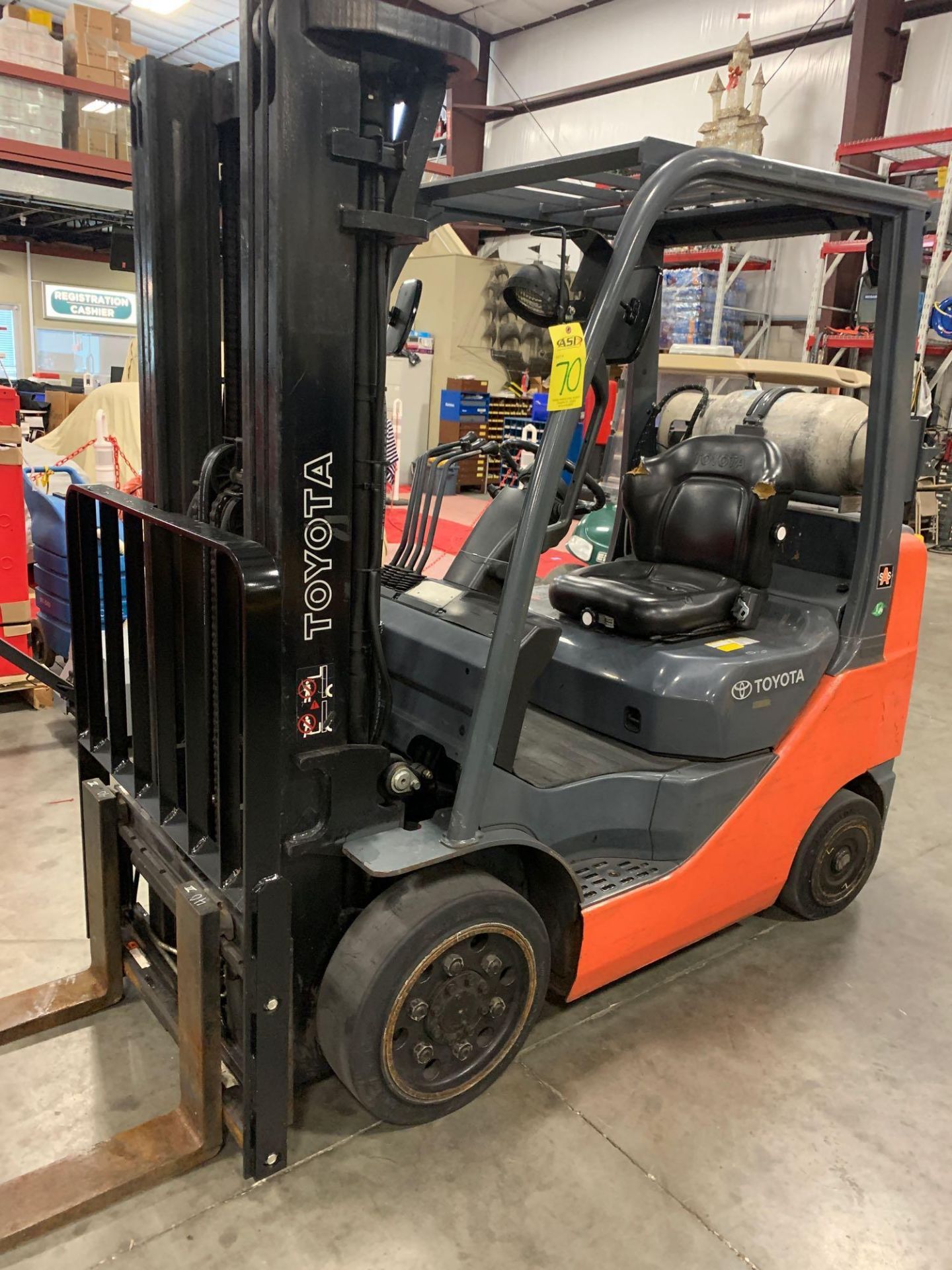 TOYOTA 8FGCU25 LP GAS FORKLIFT, APPROX 5,000 LB CAPACITY, TILT, SIDESHIFT, RUNS AND OPERATES - Image 6 of 7