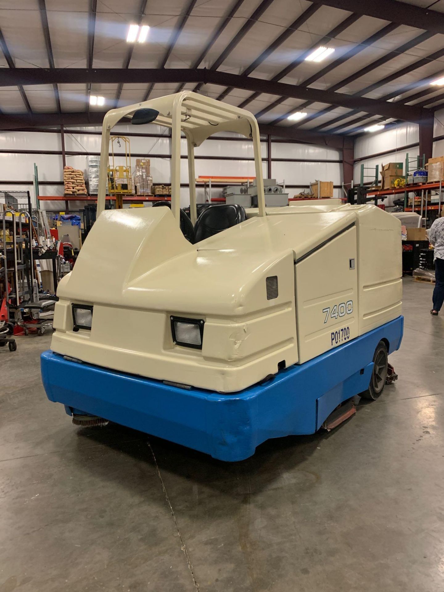 TENNANT 74005507 FLOOR SCRUBBER , LP POWERED, RUNS AND OPERATES