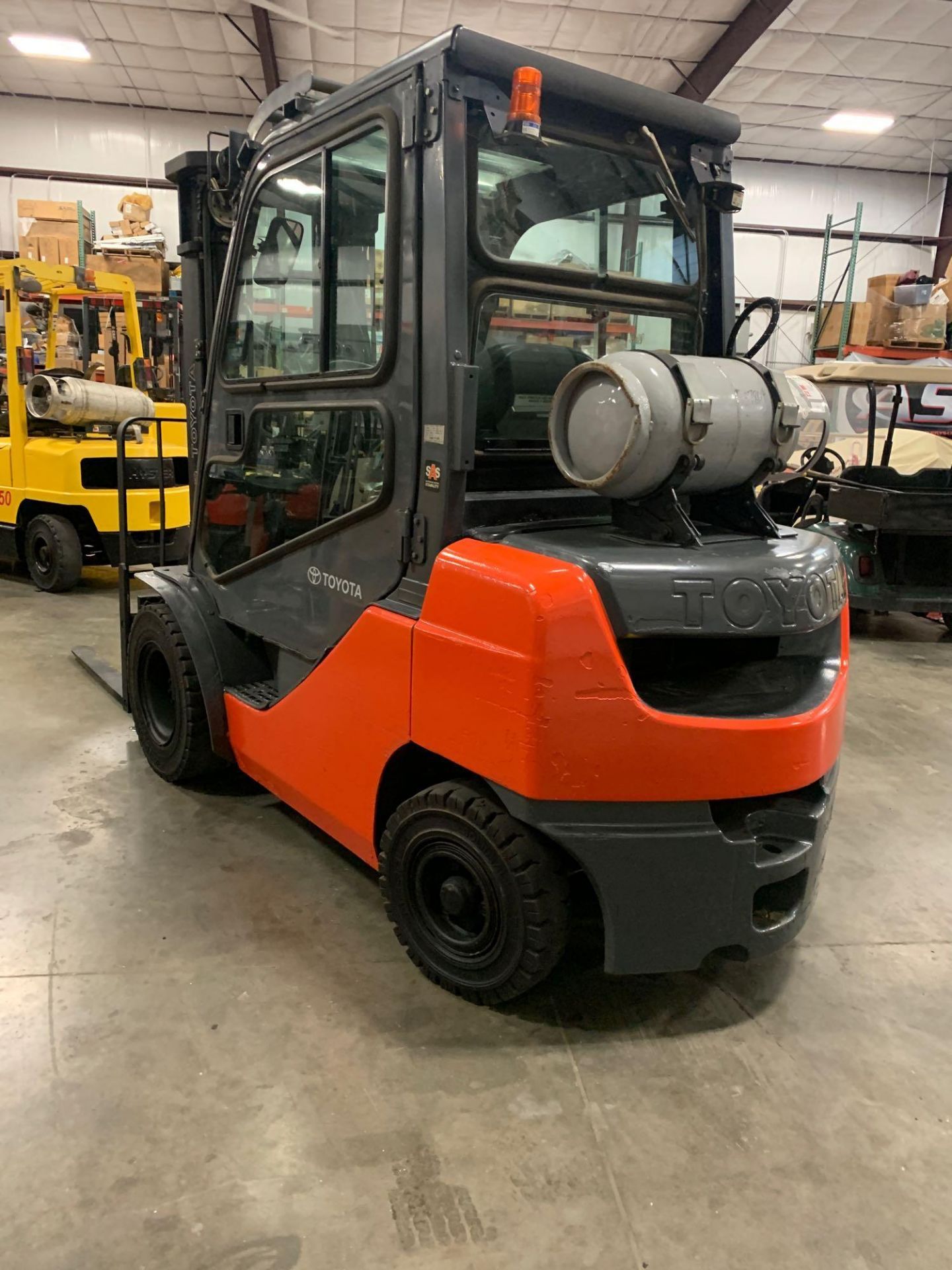 2013 TOYOTA 8FGU25 LP FORKLIFT, APPROX 5000 LB, ENCLOSED CAB, TILT, SIDE SHIFT, HYDRAULIC FORK POSIT - Image 3 of 8