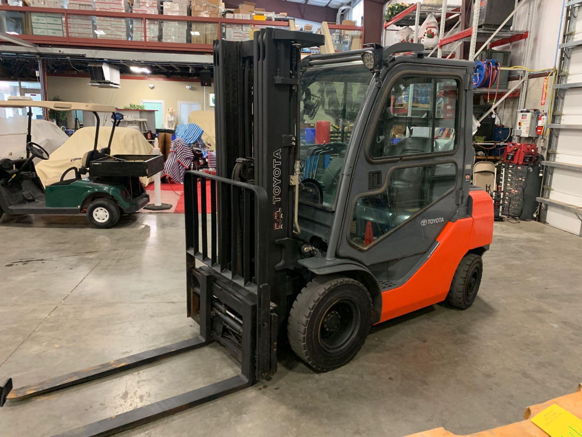 2013 TOYOTA 8FGU25 LP FORKLIFT, APPROX 5000 LB, ENCLOSED CAB, TILT, SIDE SHIFT, HYDRAULIC FORK POSIT - Image 2 of 8