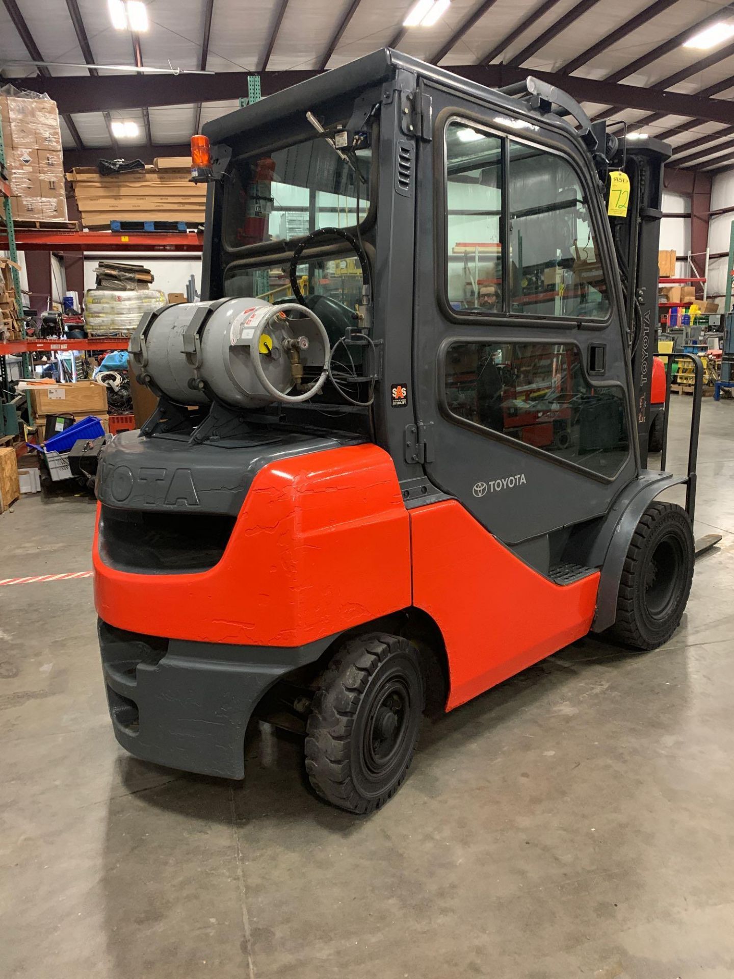 2013 TOYOTA 8FGU25 LP FORKLIFT, APPROX 5000 LB, ENCLOSED CAB, TILT, SIDE SHIFT, HYDRAULIC FORK POSIT - Image 4 of 8