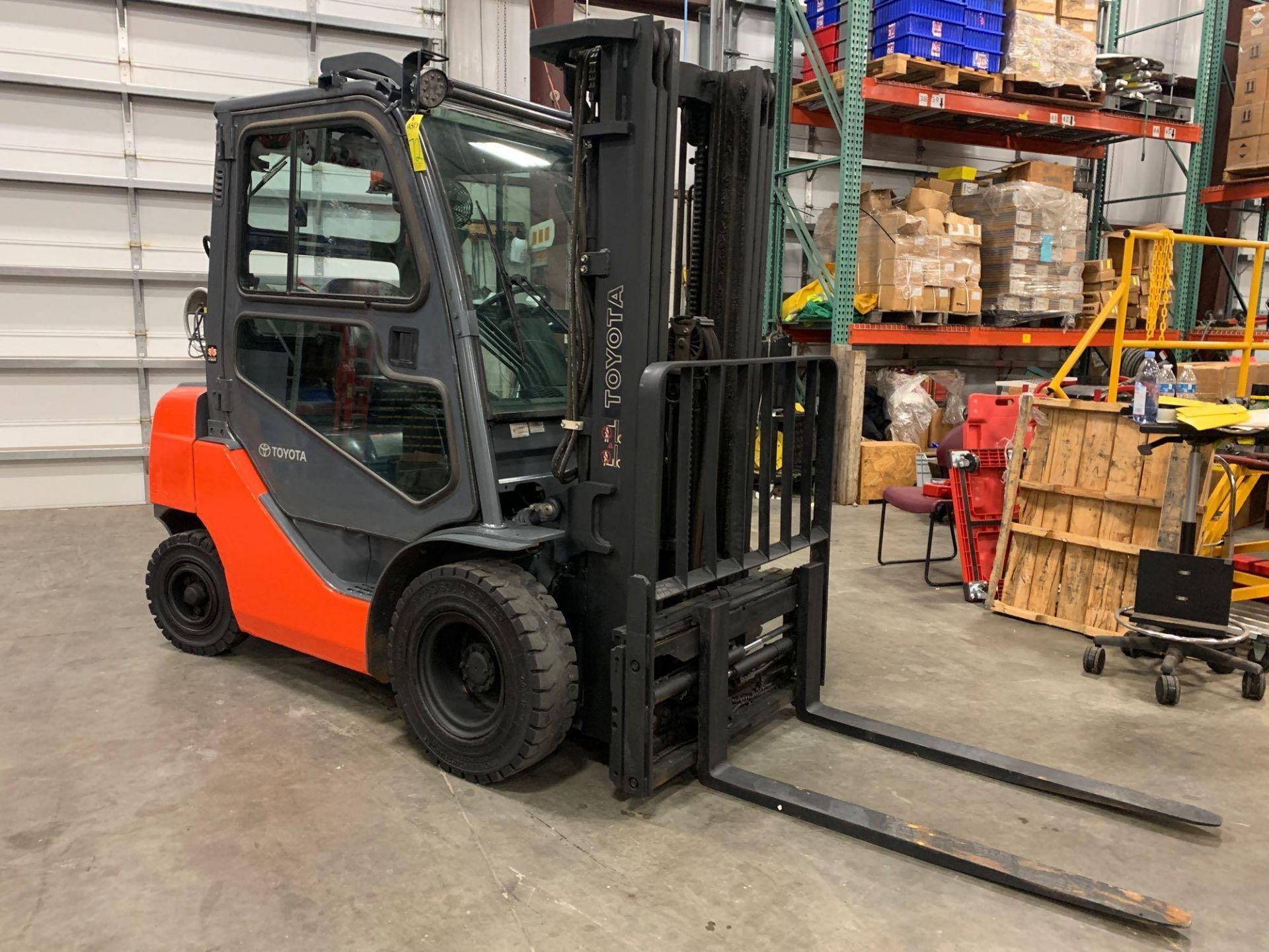 2013 TOYOTA 8FGU25 LP FORKLIFT, APPROX 5000 LB, ENCLOSED CAB, TILT, SIDE SHIFT, HYDRAULIC FORK POSIT