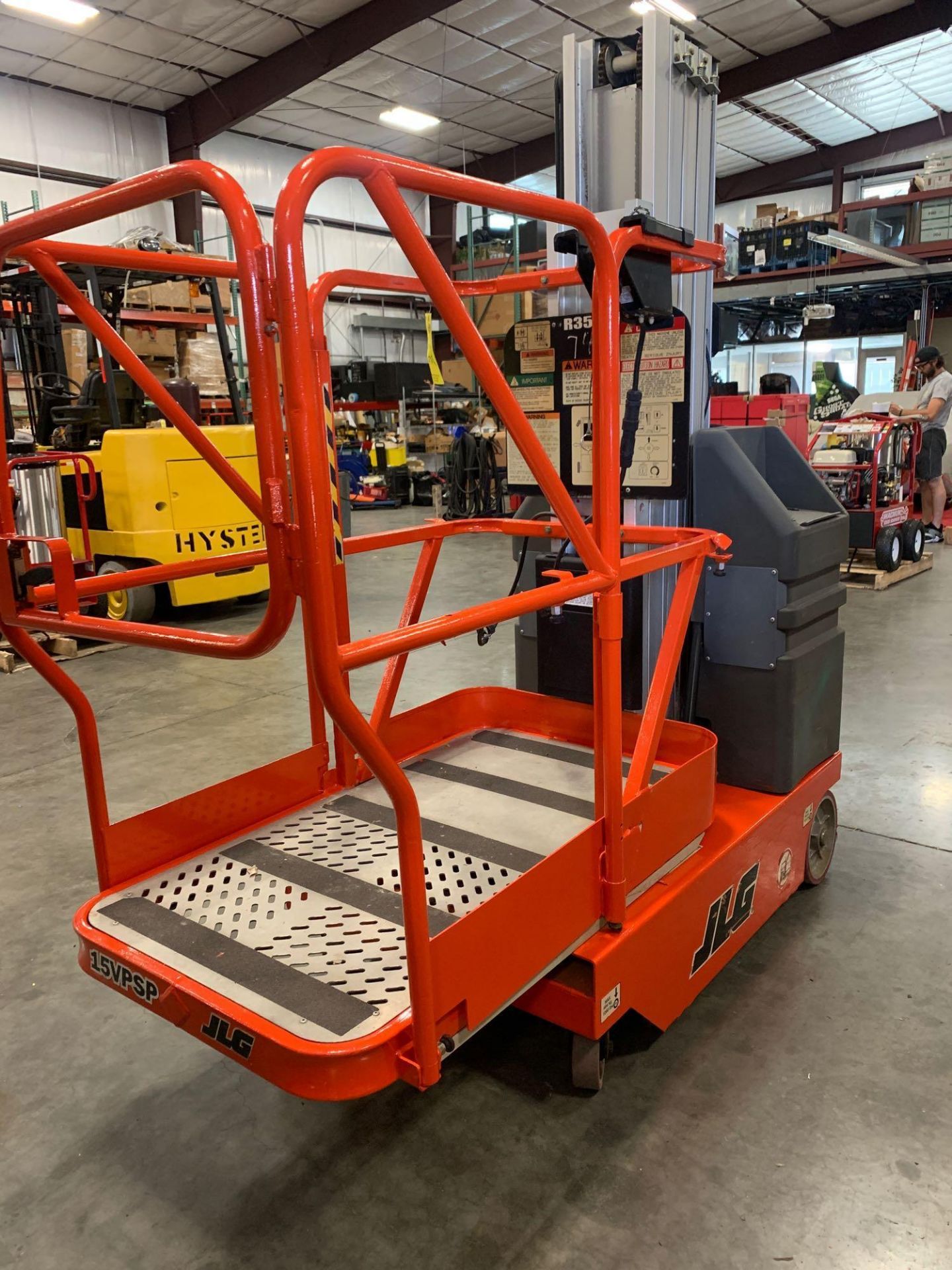 JLG 15VP SP ELECTRIC MANLIFT, SELF PROPELLED, BUILT IN CHARGER, 15’ PLATFORM HEIGHT - Image 4 of 7