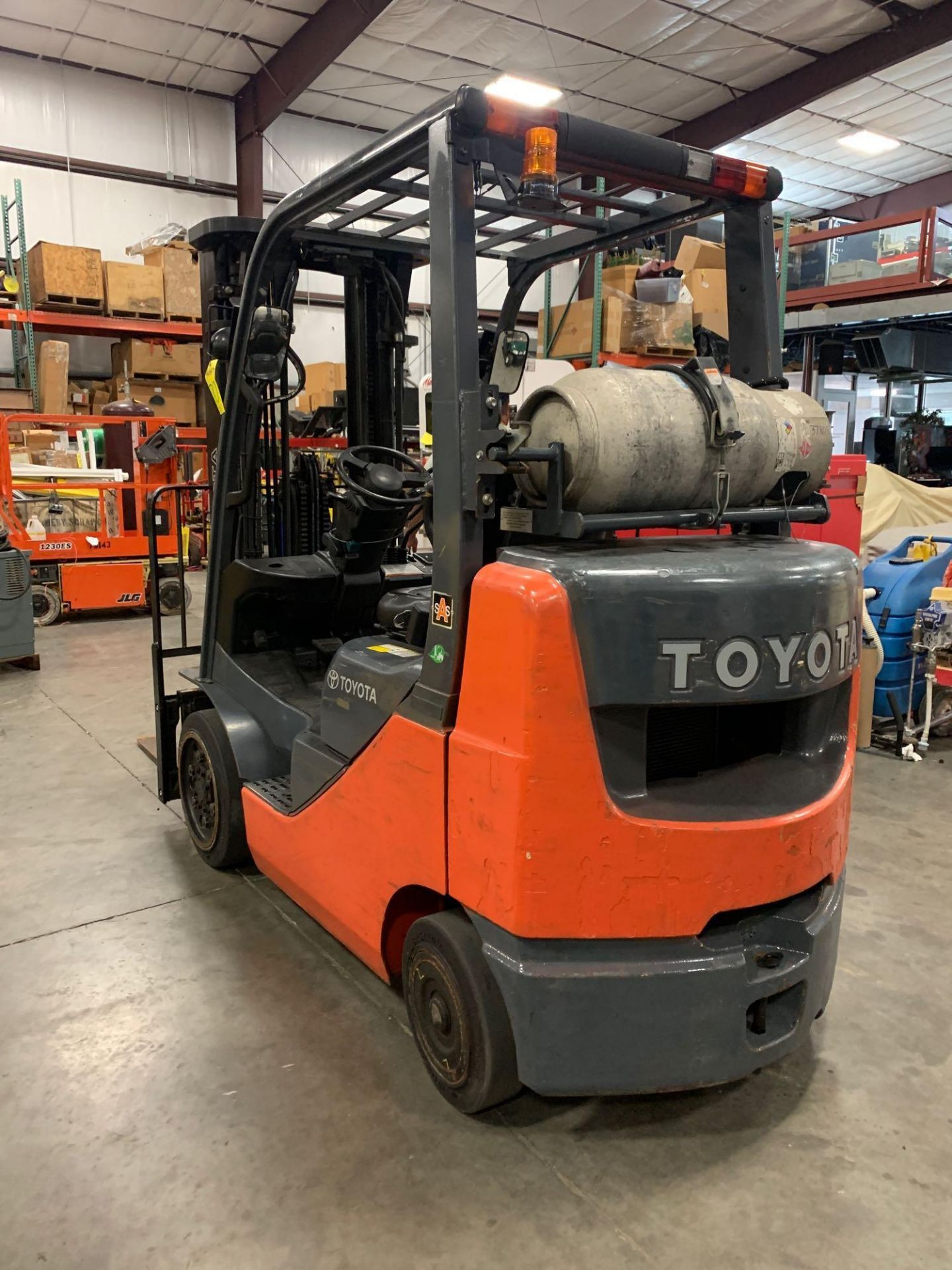 TOYOTA 8FGCU25 LP GAS FORKLIFT, APPROX 5,000 LB CAPACITY, TILT, SIDESHIFT, RUNS AND OPERATES - Image 4 of 7