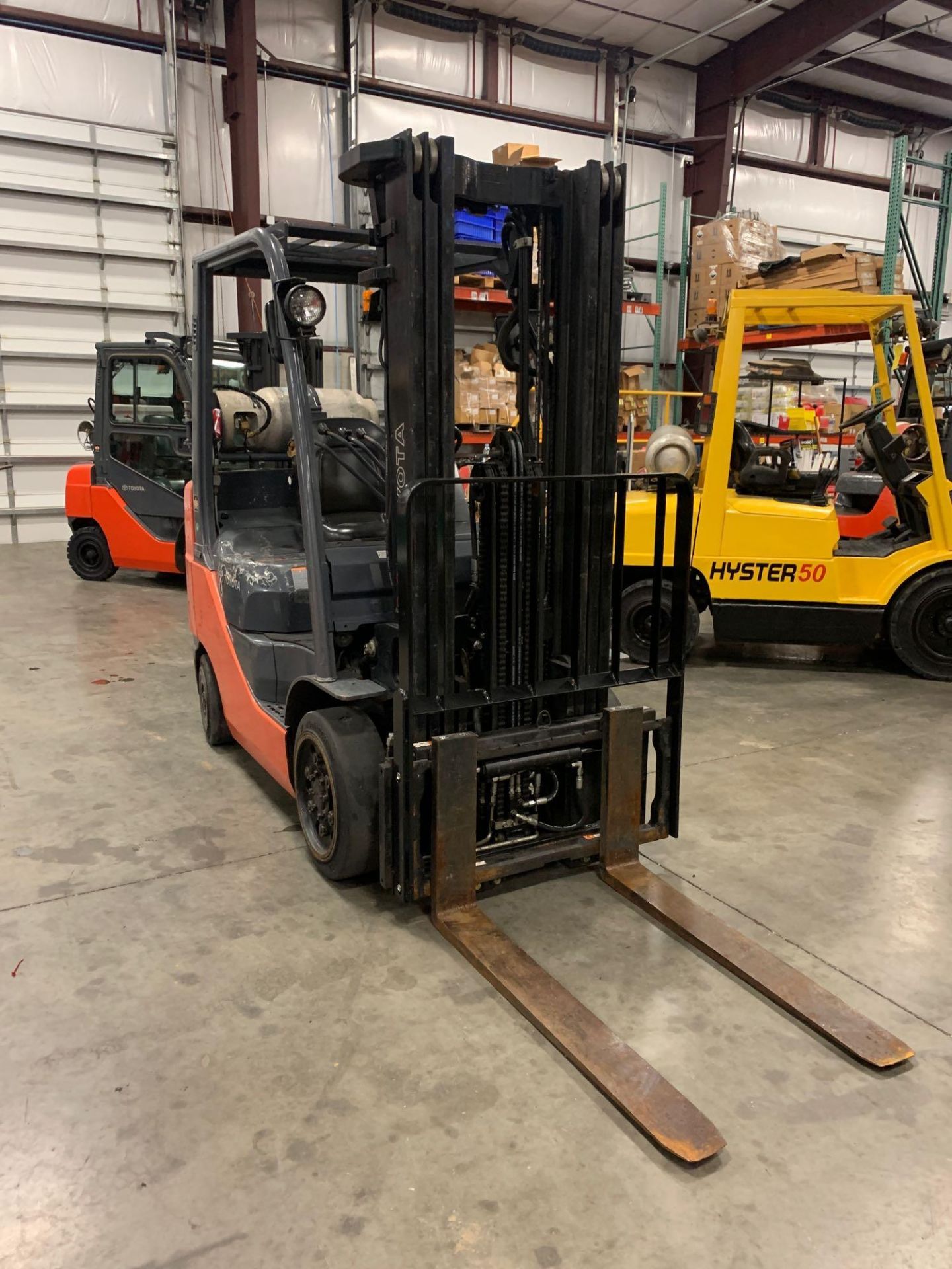 TOYOTA 8FGCU25 LP GAS FORKLIFT, APPROX 5,000 LB CAPACITY, TILT, SIDESHIFT, RUNS AND OPERATES - Image 2 of 7