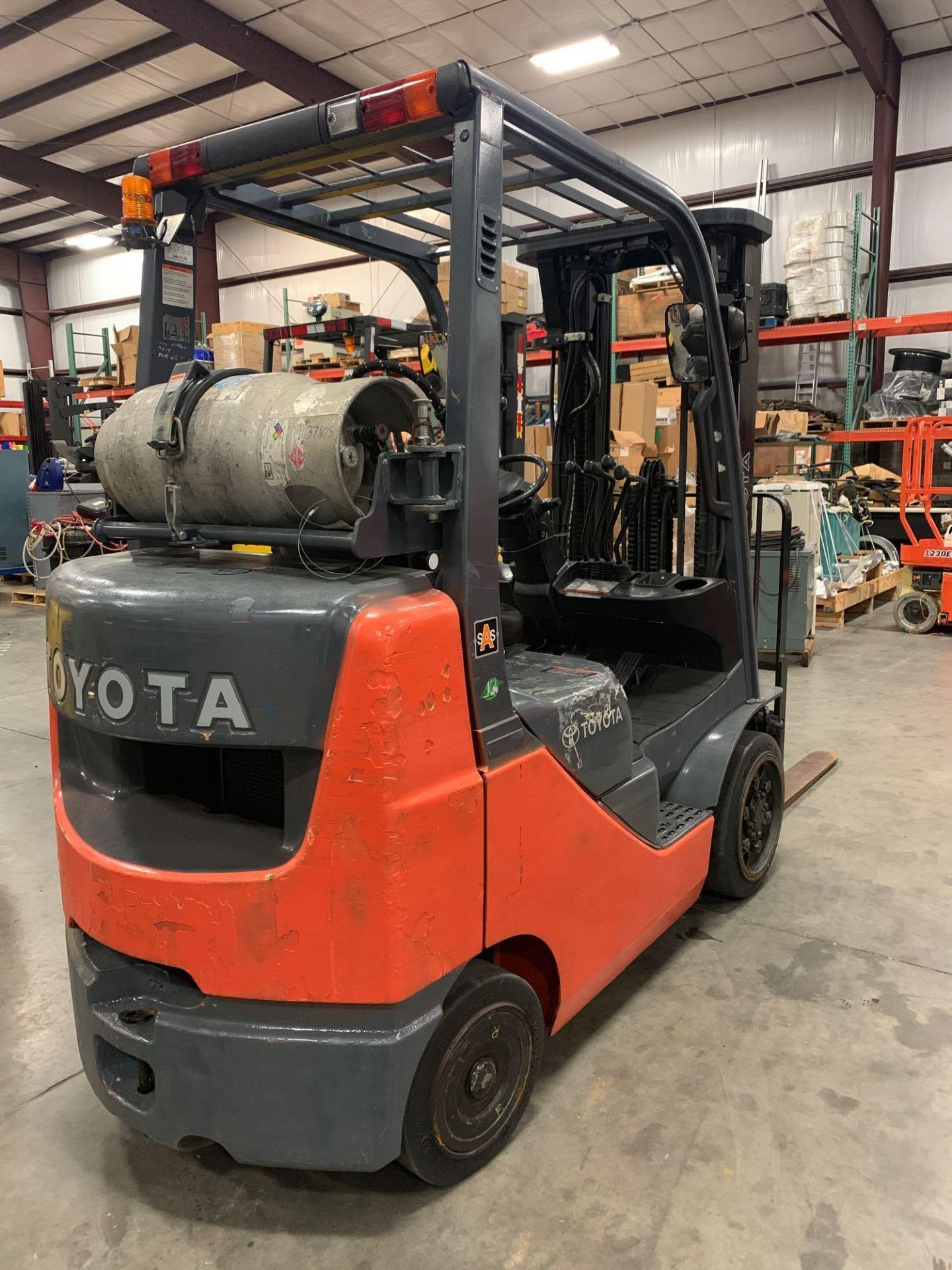 TOYOTA 8FGCU25 LP GAS FORKLIFT, APPROX 5,000 LB CAPACITY, TILT, SIDESHIFT, RUNS AND OPERATES - Image 3 of 7