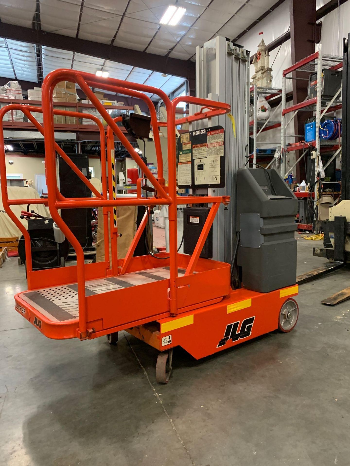 JLG 15VP SP ELECTRIC MANLIFT, SELF PROPELLED, BUILT IN CHARGER, 15’ PLATFORM HEIGHT, RUNS AND OPERAT - Image 4 of 6