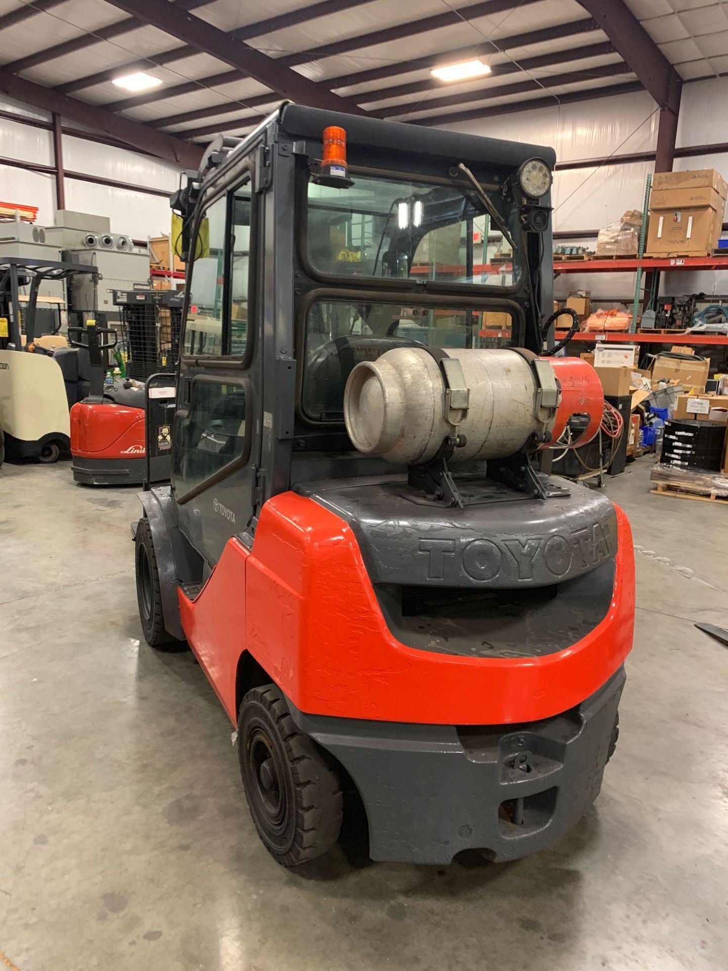 2013 TOYOTA LP 8FGU25 FORKLIFT, APPROX 5000 LB,ENCLOSED CAB, TILT ,SIDE SHIFT, HYDRAULIC FORK POSITI - Image 3 of 7