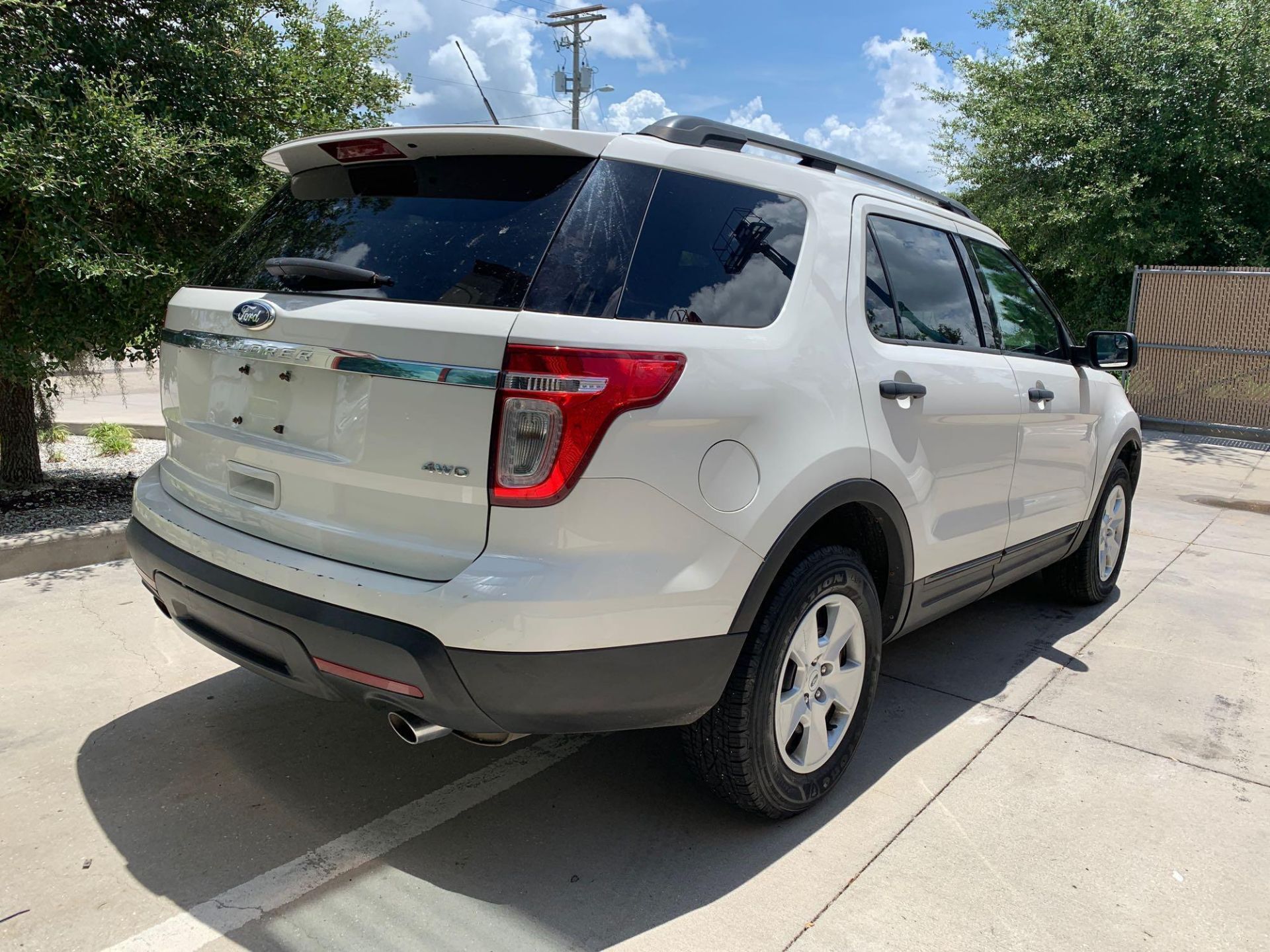 2012 FORD EXPLORER 4x4 V6 AUTO, POWER WINDOW AND LOCKS, COLD A/C, RUNS AND DRIVES - Image 3 of 17