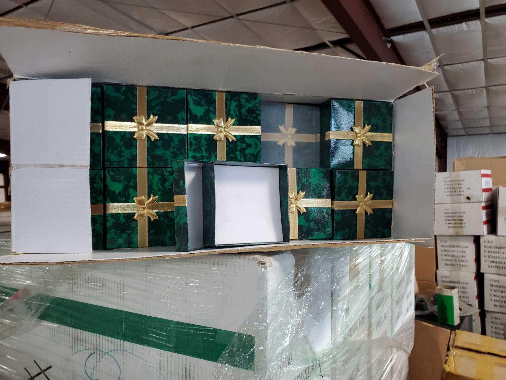 PALLET LOT OF 41 CASES OF 100 BOXES PER CASE 3.5"X3.5"X1.5" GREEN MARBLE PRINT W GOLD RIBBON - Image 3 of 4