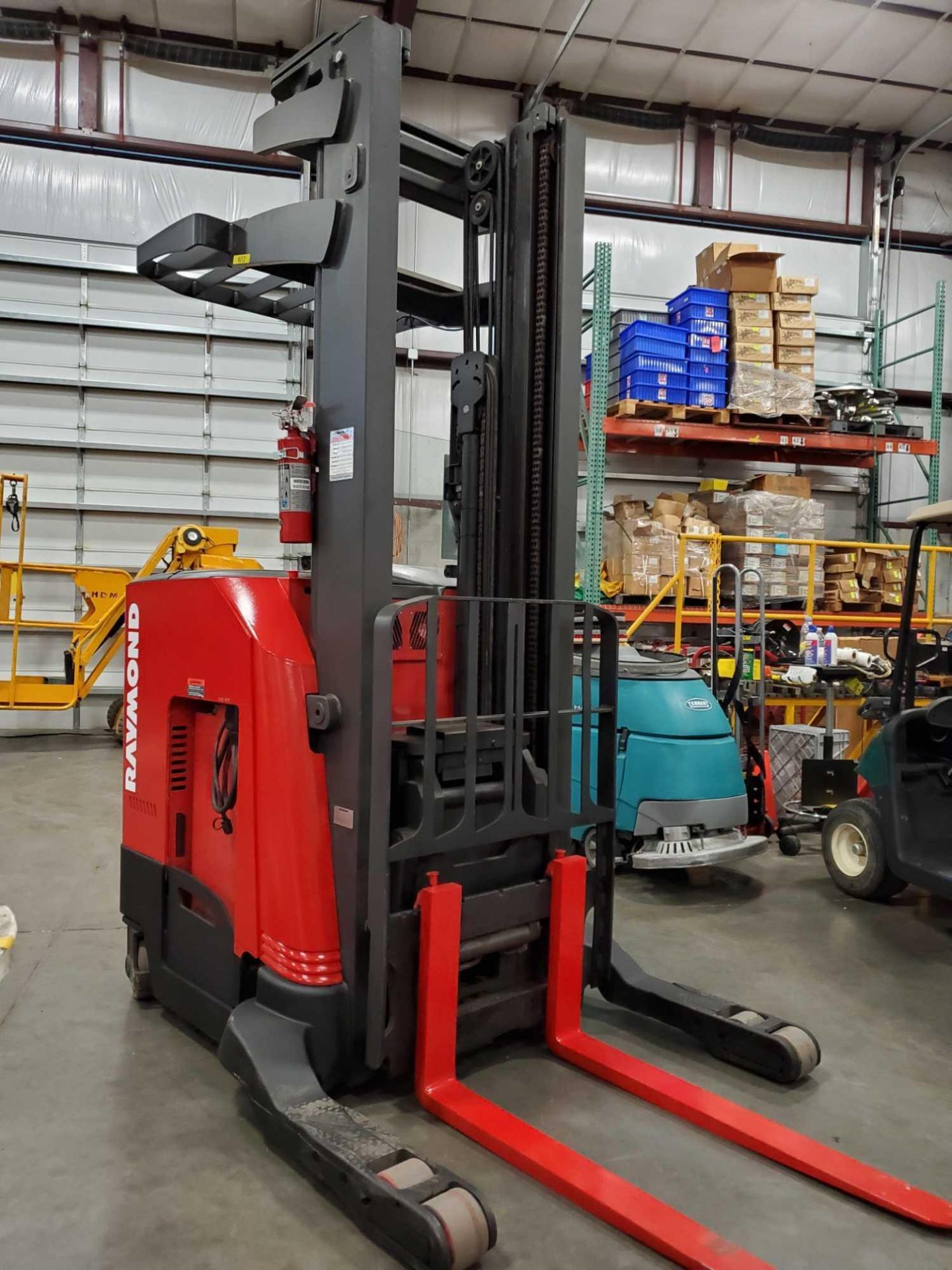 2011 RAYMOND 740-R35TT 36V ELECTRIC NARROW ISLE REACH TRUCK FORKLIFT 3500LB W SIDE SHIFT - Image 3 of 8