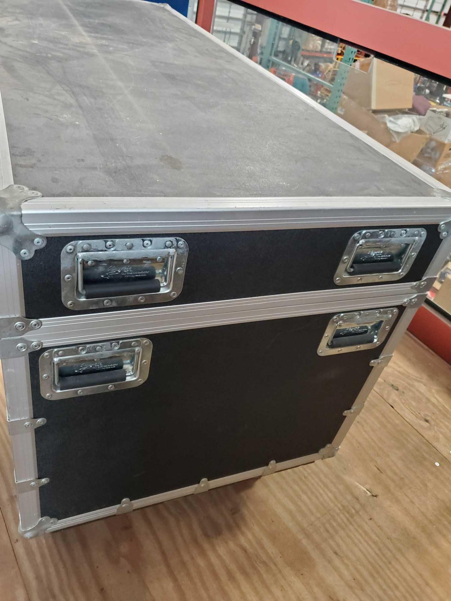 OLYMPIC CASE COMPANY HARD CASE W CASTERS AND 4 ROLLS OF FLOOR VINYL. - Bild 2 aus 5