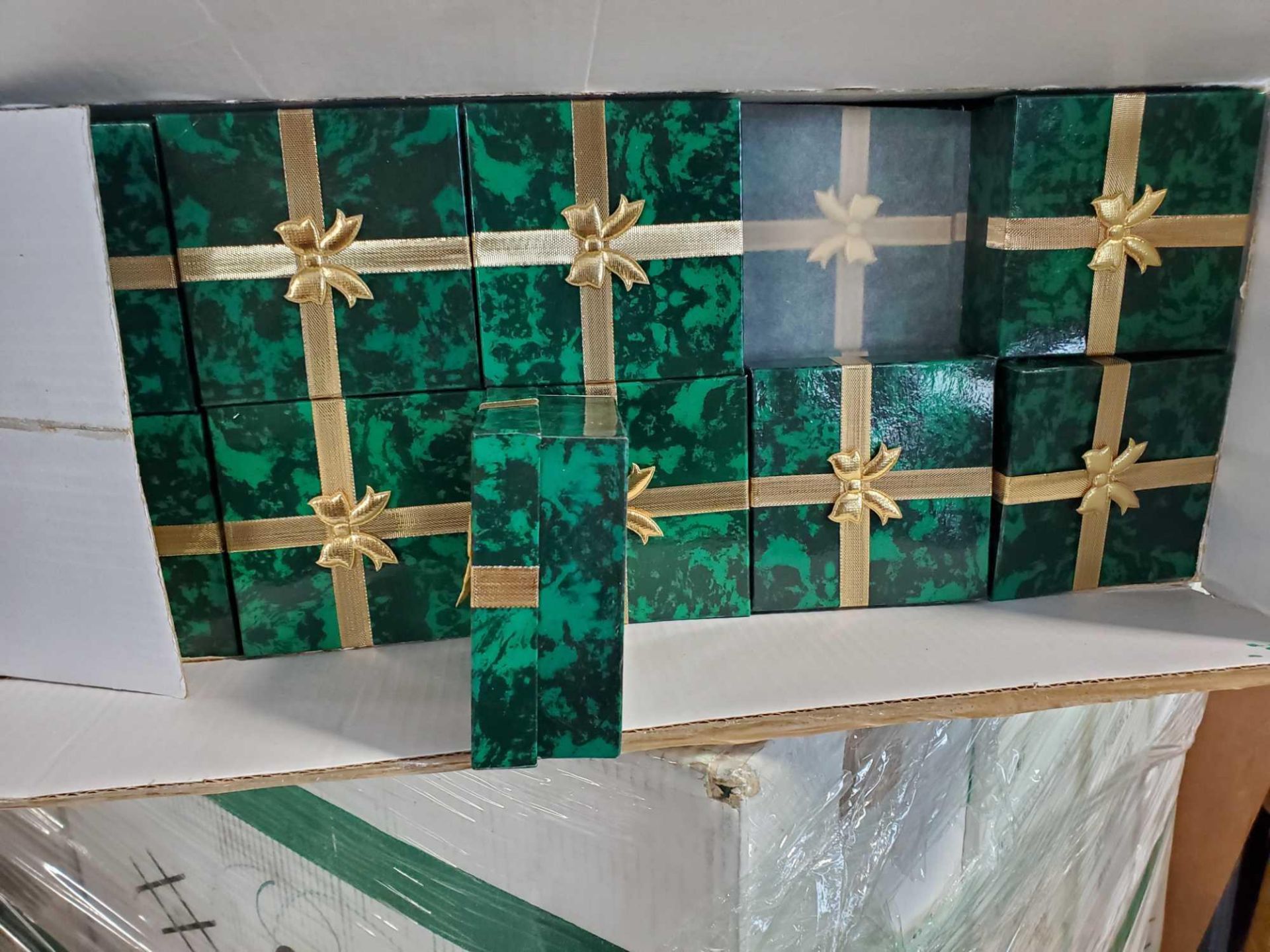 PALLET LOT OF 41 CASES OF 100 BOXES PER CASE 3.5"X3.5"X1.5" GREEN MARBLE PRINT W GOLD RIBBON - Image 2 of 4