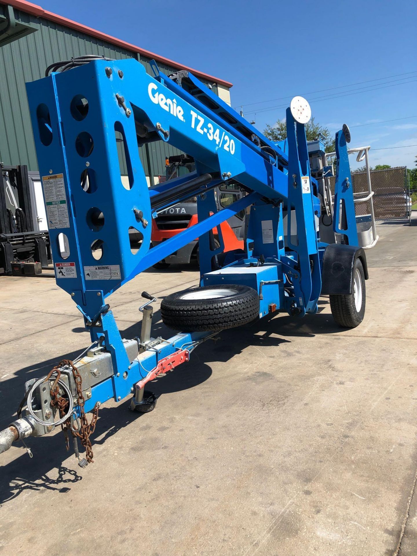 2014/2015 GENIE TZ34/20 ARTICULATING MAN LIFT, TRAILER MOUNTED, 34