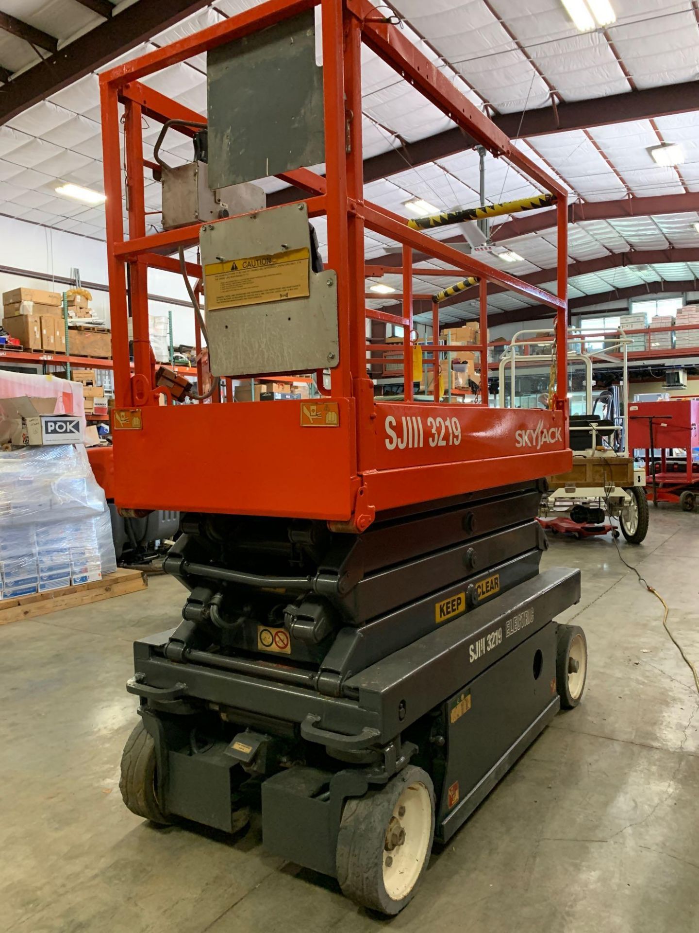 SKYJACK 3219 ELECTRIC SCISSOR LIFT, BUILT IN BATTERY CHARGER