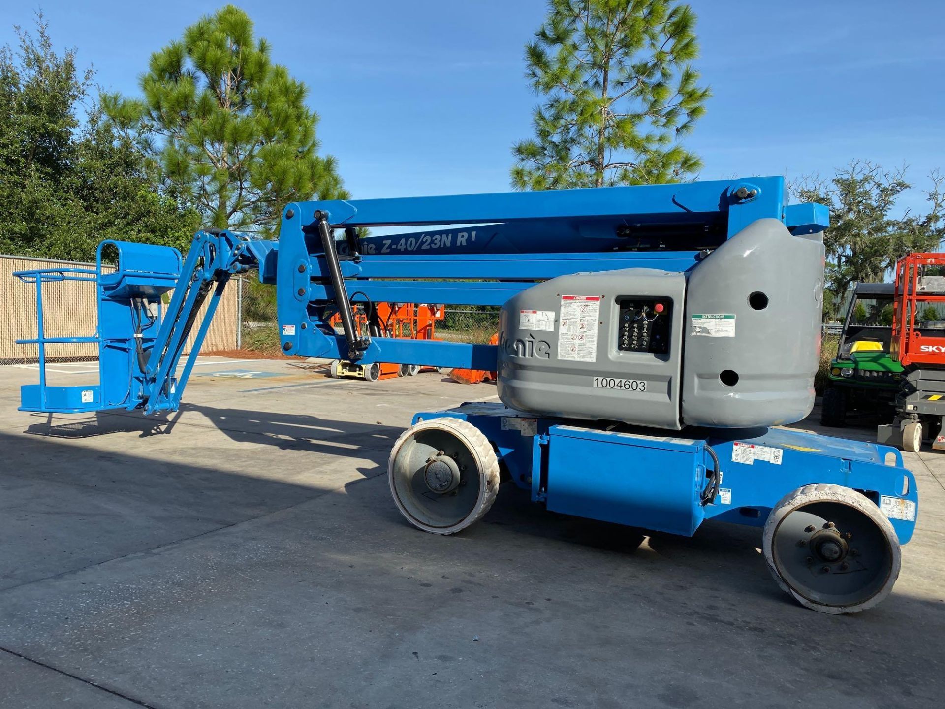 GENIE ELECTRIC BOOM LIFT MODEL Z-40/23N RJ, 40' PLATFORM HEIGHT, RUNS AND OPERATES - Image 2 of 8
