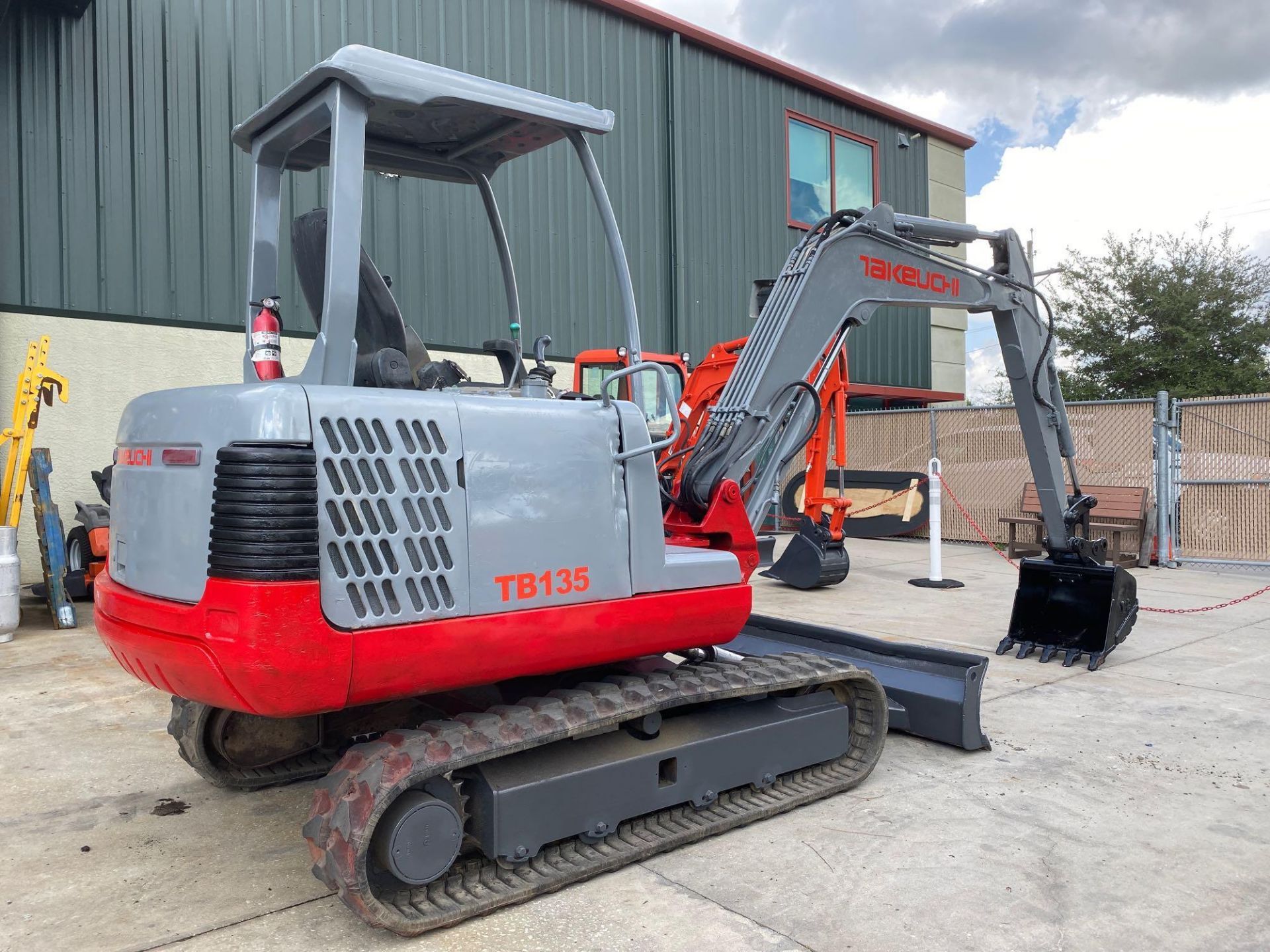 TAKEUCHI TB125 HYDRAULIC EXCAVATOR, DIESEL ENGINE, OROPS, FILL BLADE - Image 4 of 5