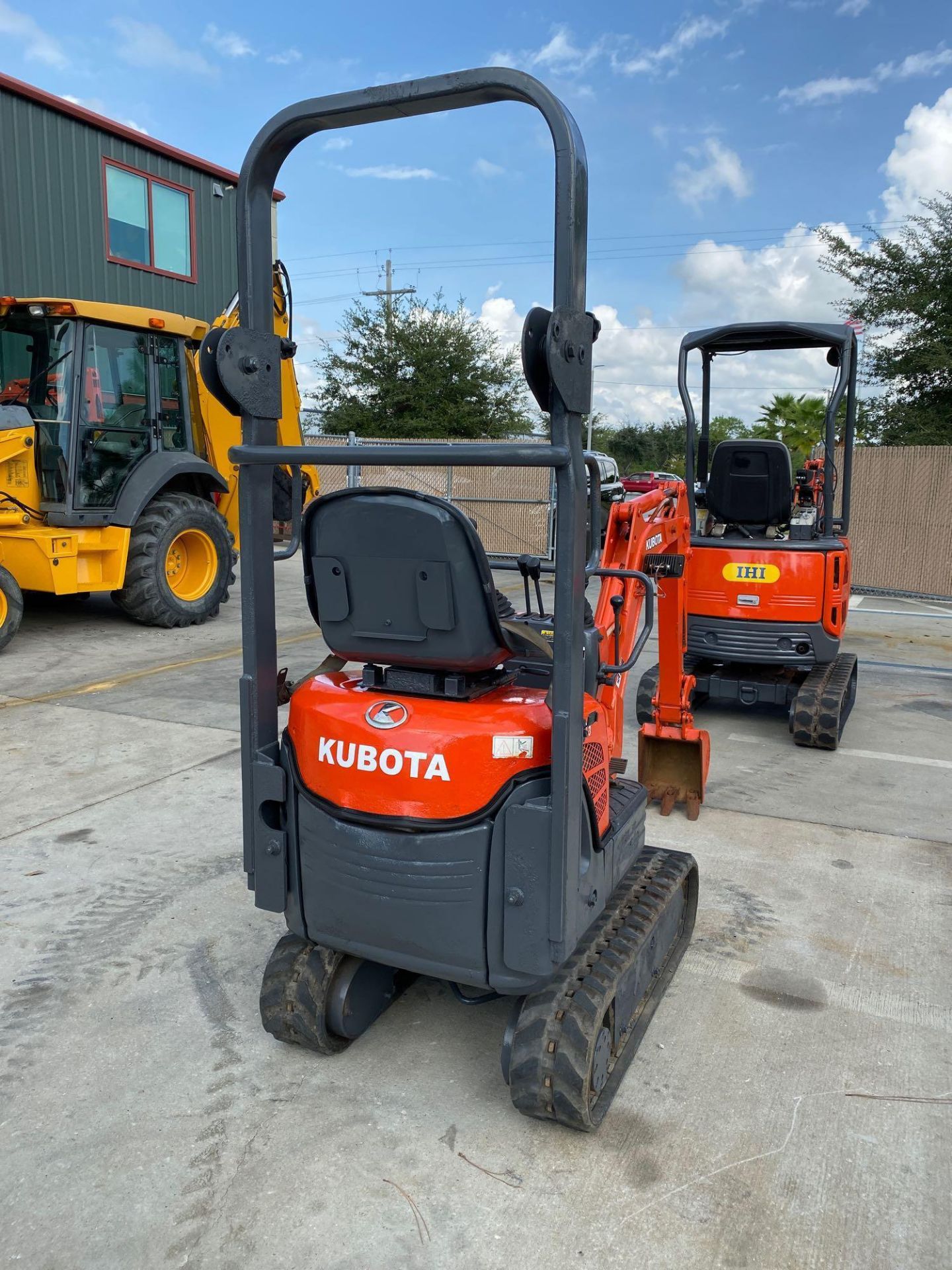 KUBOTA K008-3 MINI EXCAVATOR, RUBBER TRACKS, DIESEL, EXTENDABLE TRACKS, BLADE, BUCKET ATTACHMENT - Image 4 of 7