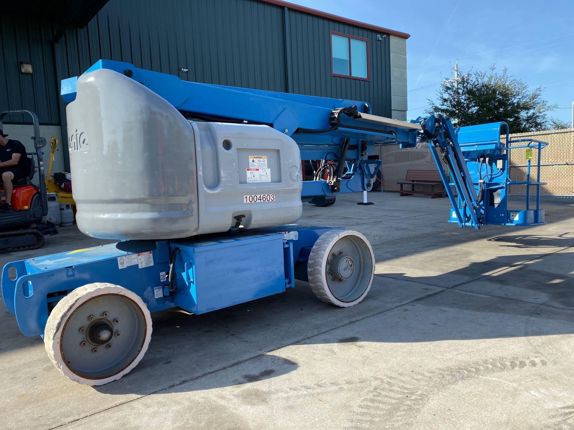 GENIE ELECTRIC BOOM LIFT MODEL Z-40/23N RJ, 40' PLATFORM HEIGHT, RUNS AND OPERATES - Image 5 of 8