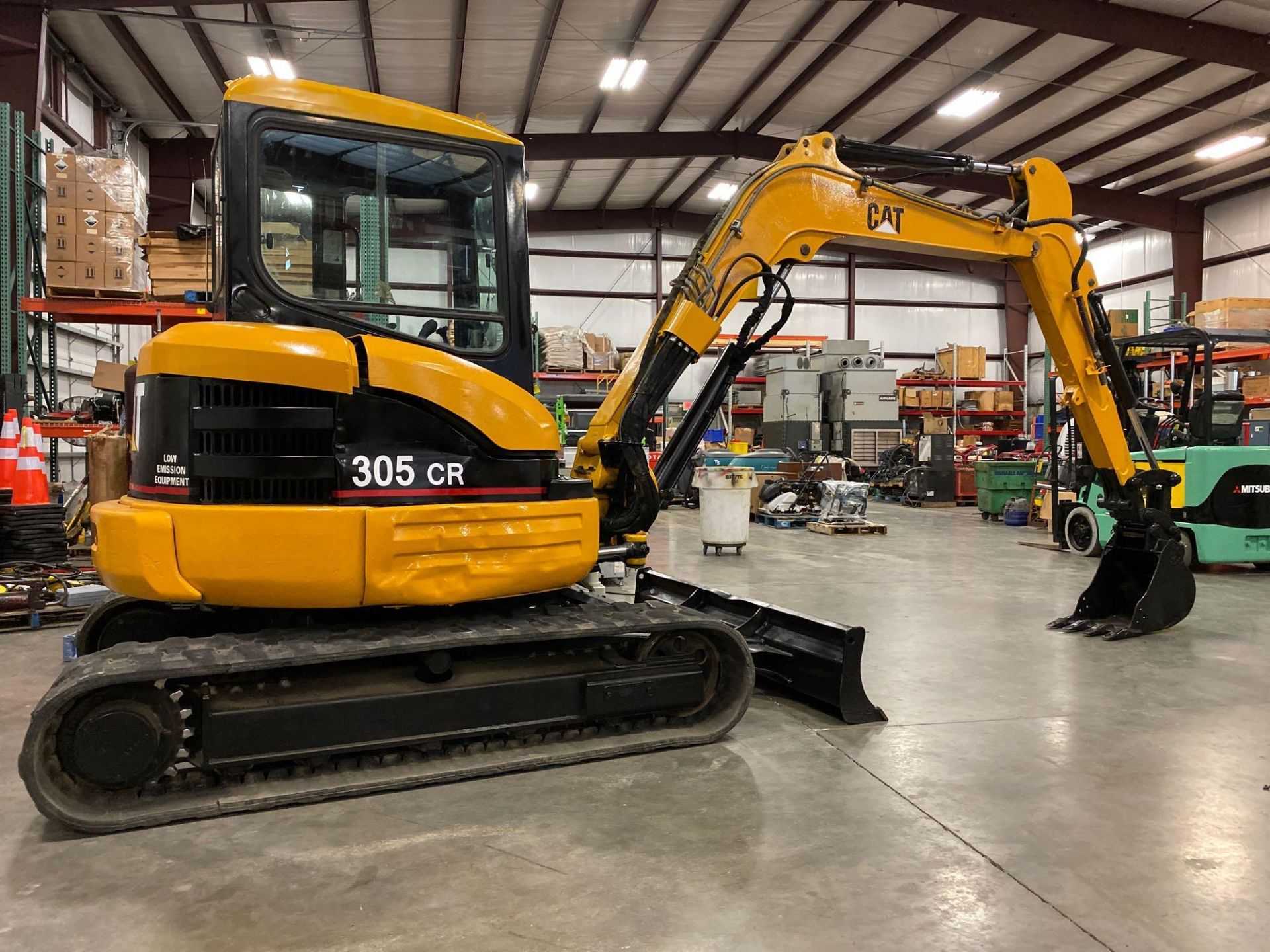 CAT 305CR HYDRAULIC EXCAVATOR, CAT DIESEL ENGINE, BACK FILL BLADE, ENCLOSED CAB - Image 3 of 11