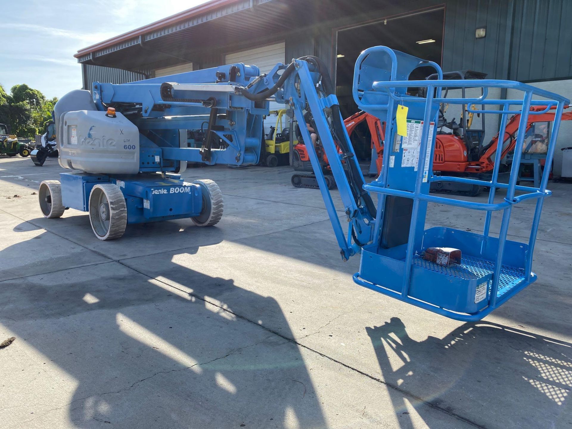 GENIE ELECTRIC BOOM LIFT MODEL Z-40/23N RJ, 40' PLATFORM HEIGHT, RUNS AND OPERATES - Image 4 of 8