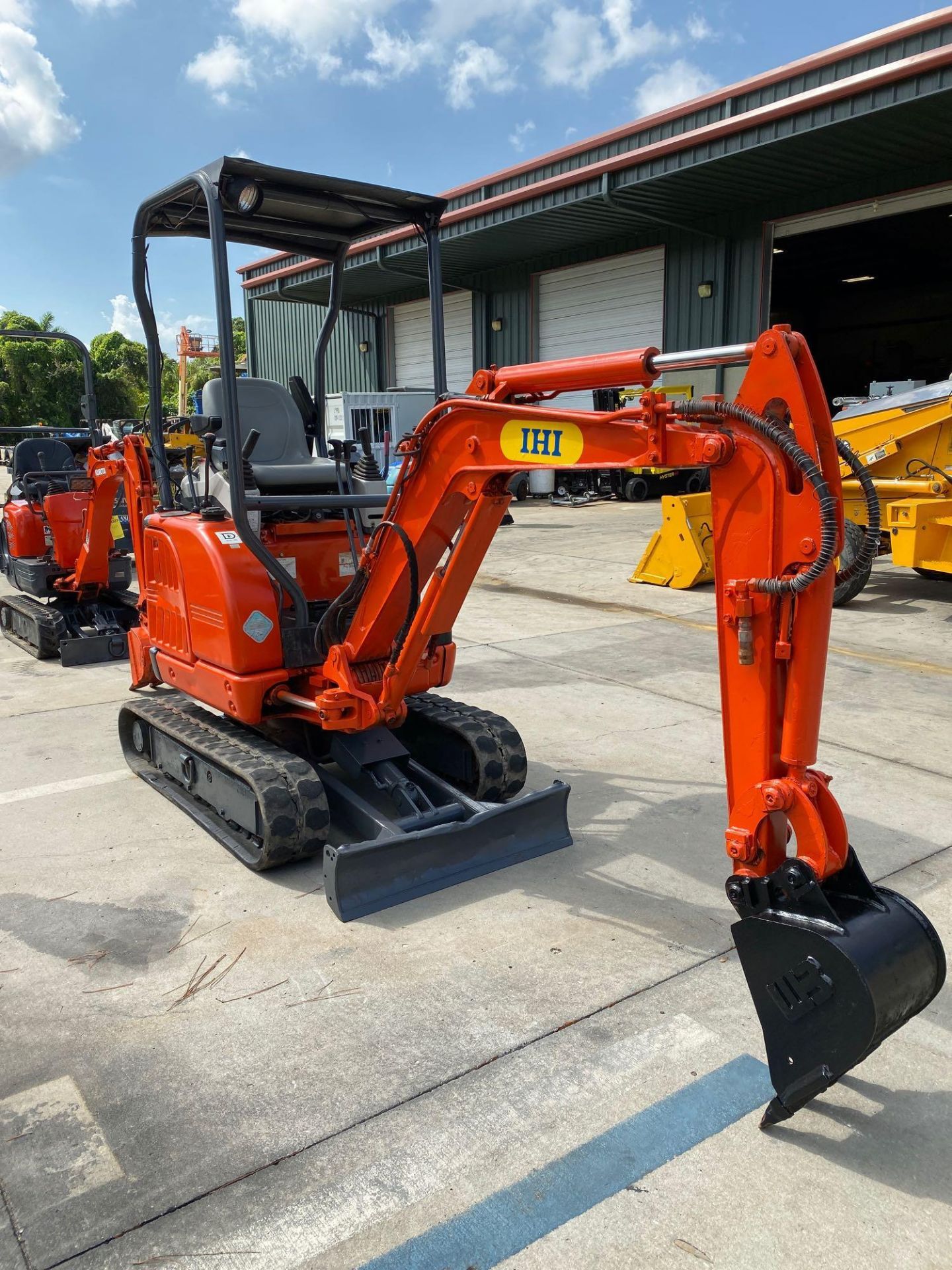 IHI 15VX MINI EXCAVATOR, DIESEL, PUSH BLADE, EXTENDABLE TRACKS, BUCKET, RUNS AND OPERATES