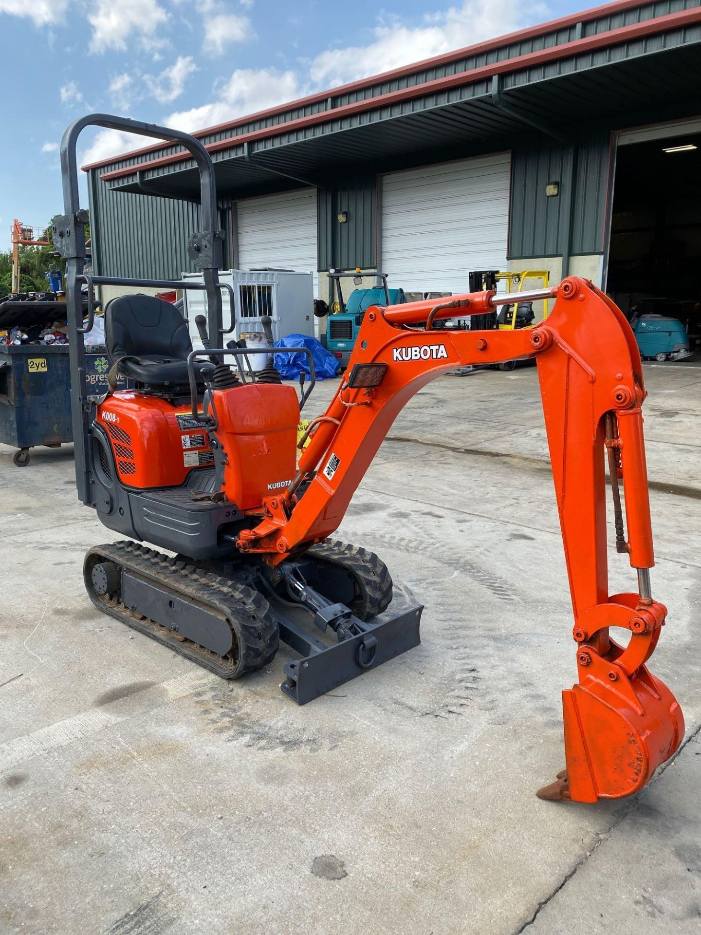 KUBOTA K008-3 MINI EXCAVATOR, RUBBER TRACKS, DIESEL, EXTENDABLE TRACKS, BLADE, BUCKET ATTACHMENT