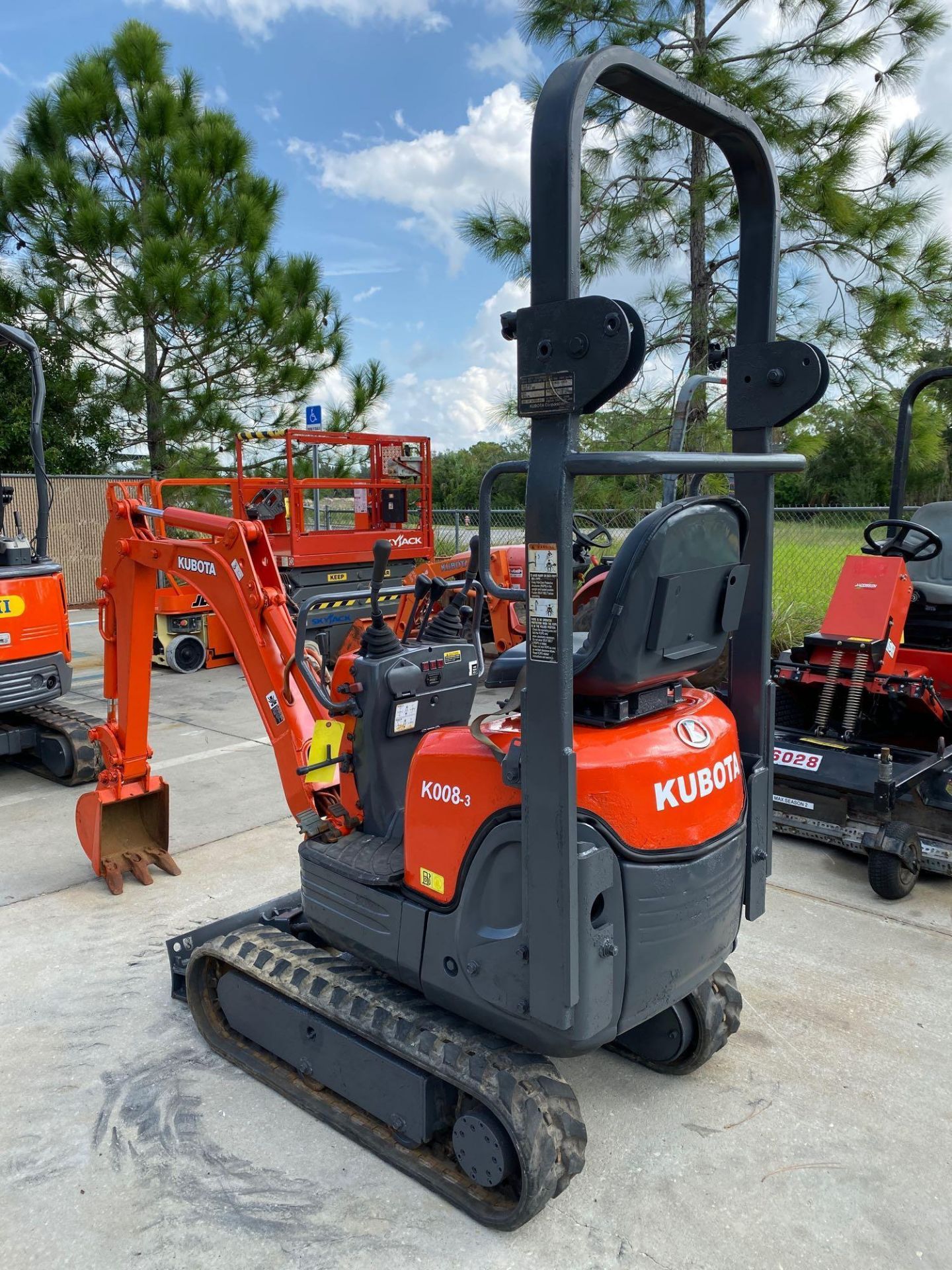 KUBOTA K008-3 MINI EXCAVATOR, RUBBER TRACKS, DIESEL, EXTENDABLE TRACKS, BLADE, BUCKET ATTACHMENT - Image 5 of 7