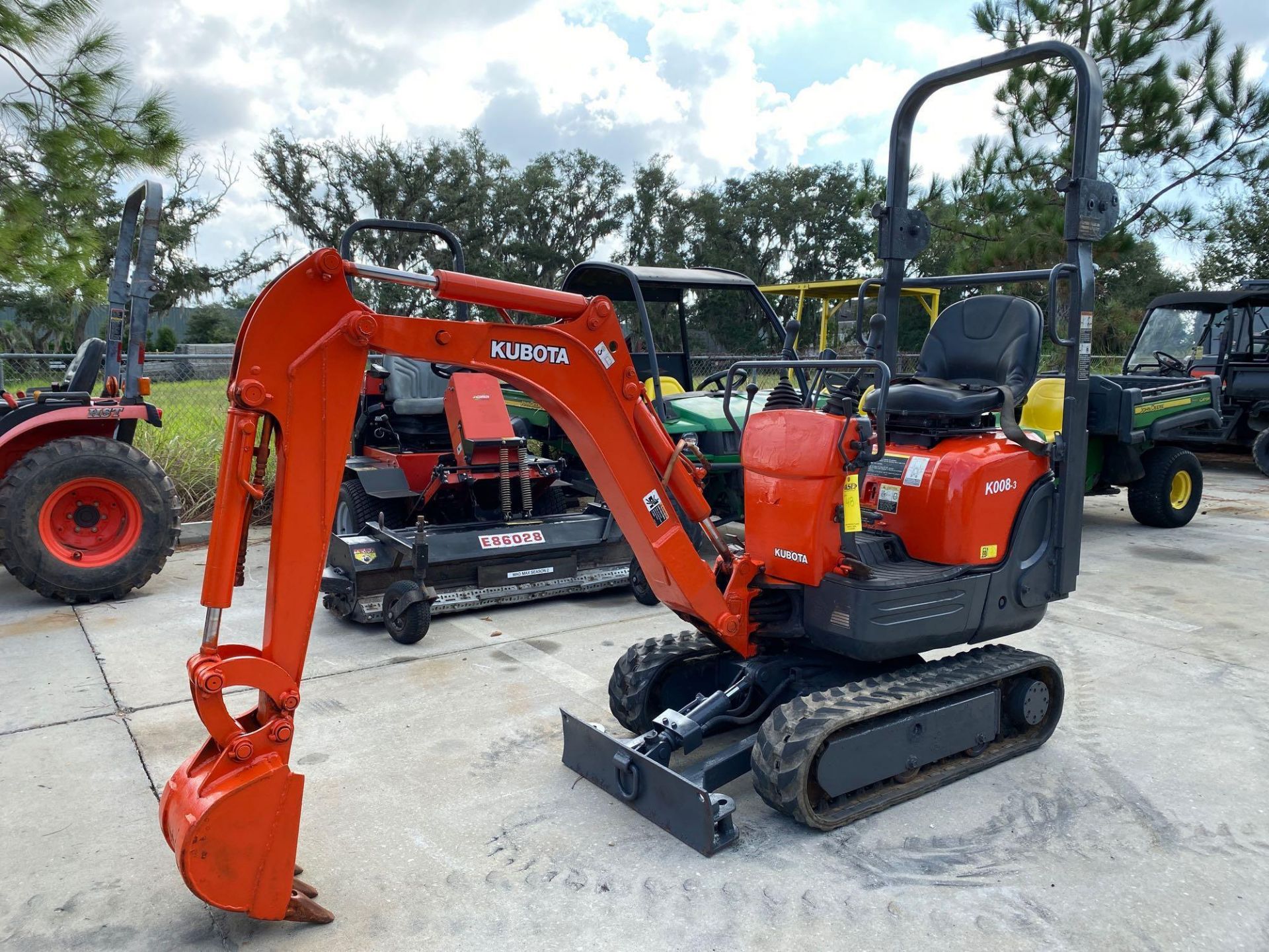 KUBOTA K008-3 MINI EXCAVATOR, RUBBER TRACKS, DIESEL, EXTENDABLE TRACKS, BLADE, BUCKET ATTACHMENT - Image 3 of 7