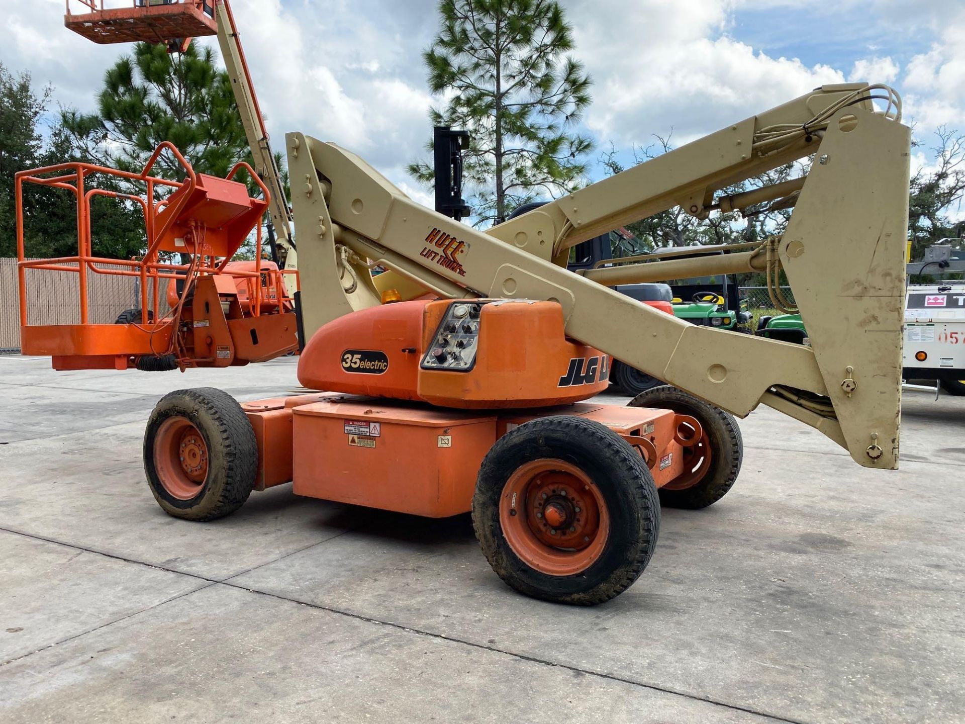 JLG 35 ARTICULATING ELECTRIC MAN LIFT, 35' PLATFORM HEIGHT, FOAM FILLED TIRES - Image 2 of 6