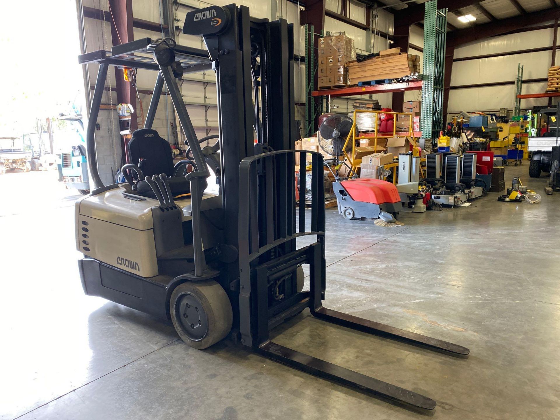 CROWN 4500 SERIES ELECTRIC FORKLIFT, TILT,SIDESHIFT,RUNS AND OPERATES - Image 2 of 7