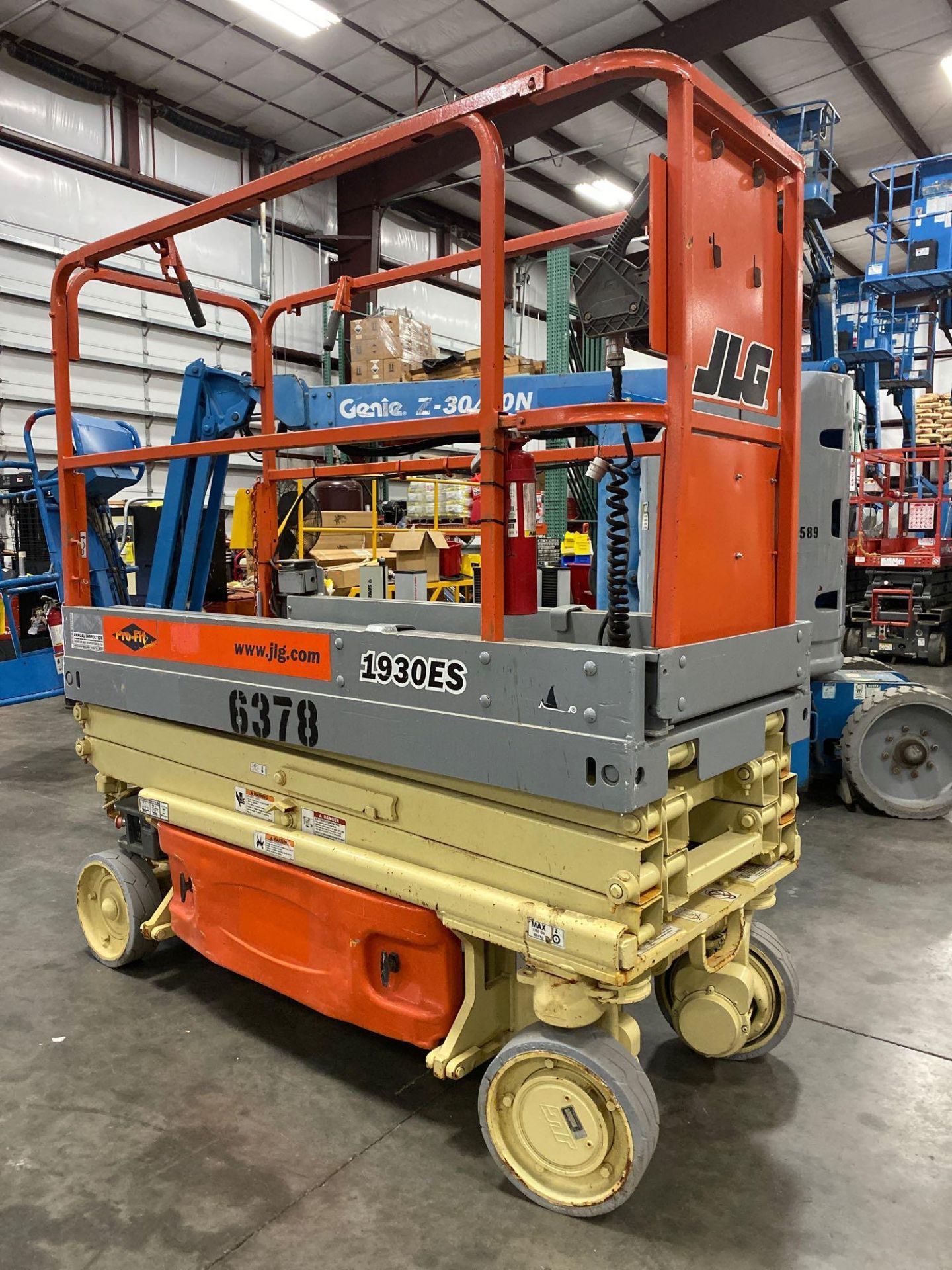 JLG 1930ES PRO-FIT SERIES ELECTRIC SCISSOR LIFT, SELF PROPELLED, 19' PLATFORM HEIGHT, SLIDE OUT PLAT - Image 2 of 8