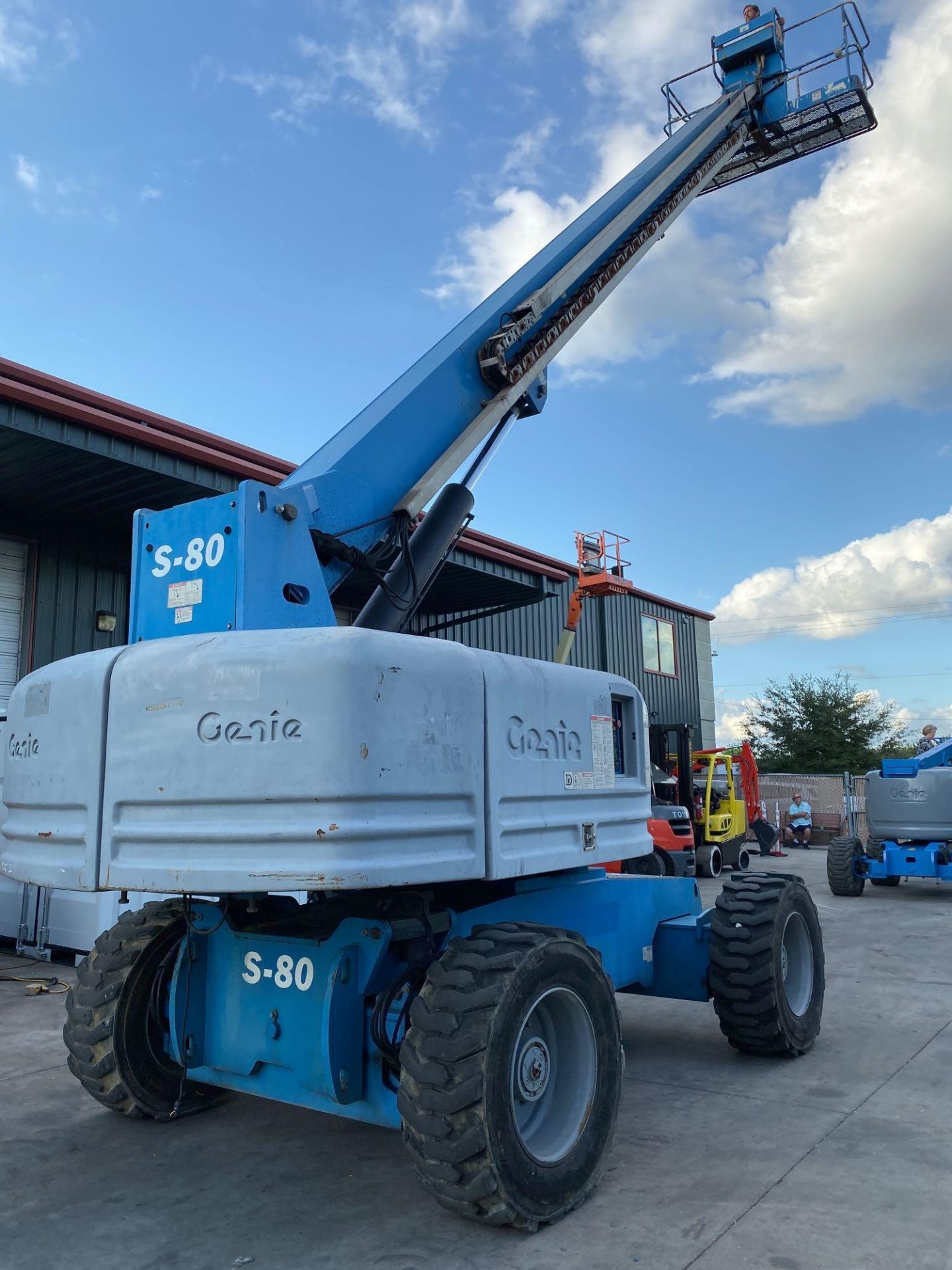 GENIE S-80 DIESEL BOOM LIFT, 4x4, EXTENDABLE/ SLIDE OUT WHEELS, 80' PLATFORM HEIGHT, RUNS & OPERATES - Image 6 of 8