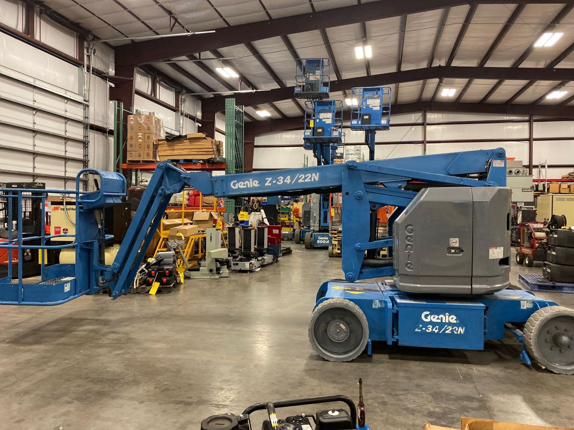 GENIE Z-30/20N ELECTRIC ARTICULATING BOOM LIFT, 30' PLATFORM HEIGHT, BUILT IN BATTERY CHARGER, RUNS - Image 3 of 10