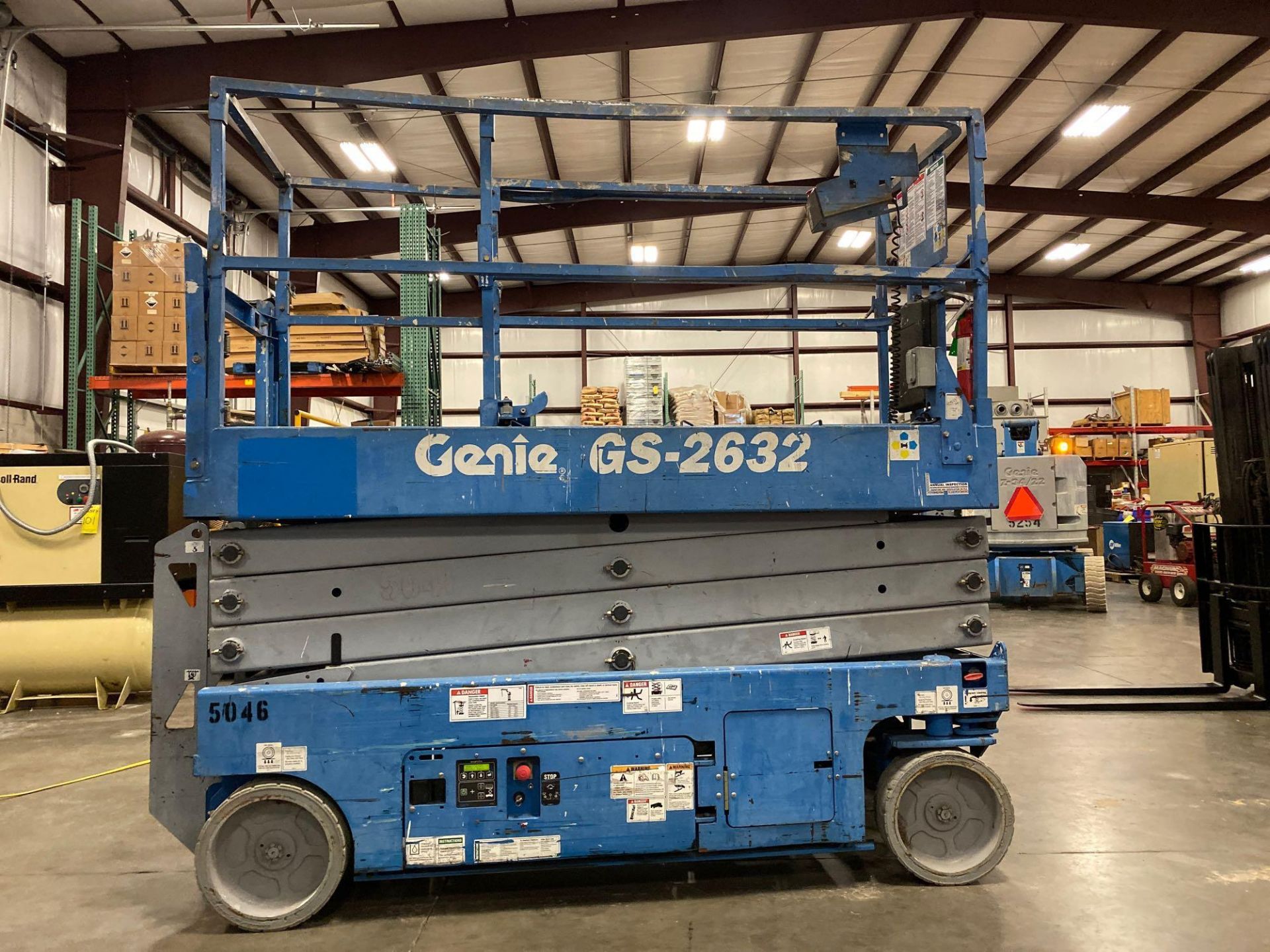 2013 GENIE GS-2632 ELECTRIC SELF PROPELLED SCISSOR LIFT, SLIDE OUT PLATFORM, 26' PLATFORM HEIGHT, 50 - Image 4 of 6