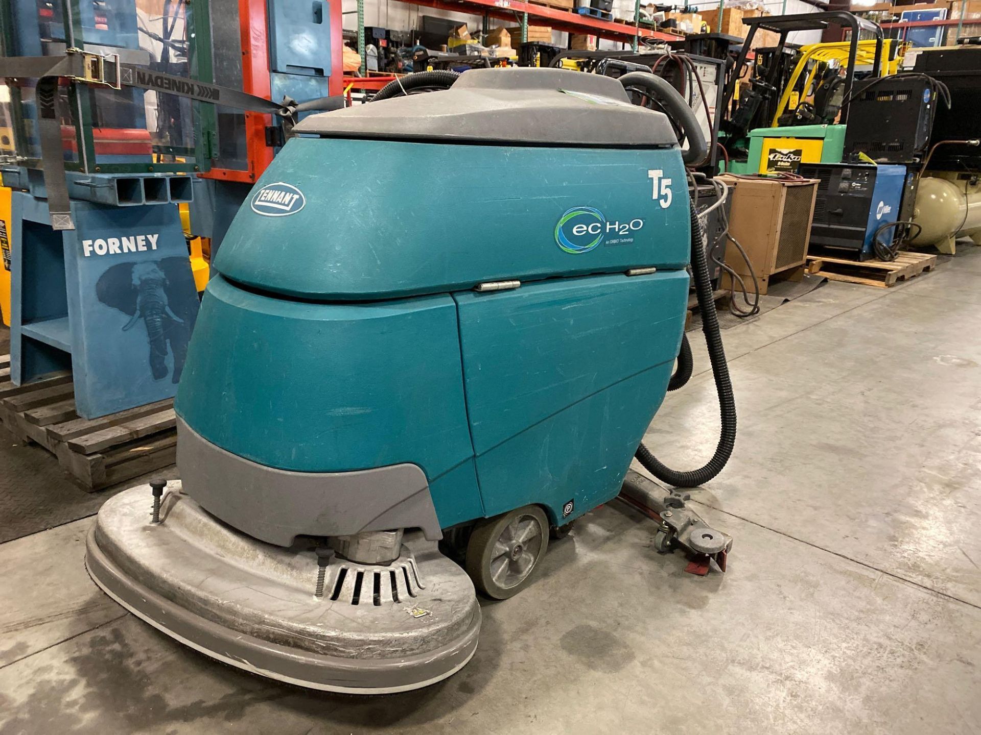 2014 TENNANT T5 ECHO FLOOR SCRUBBER, BUILT IN BATTERY CHARGER