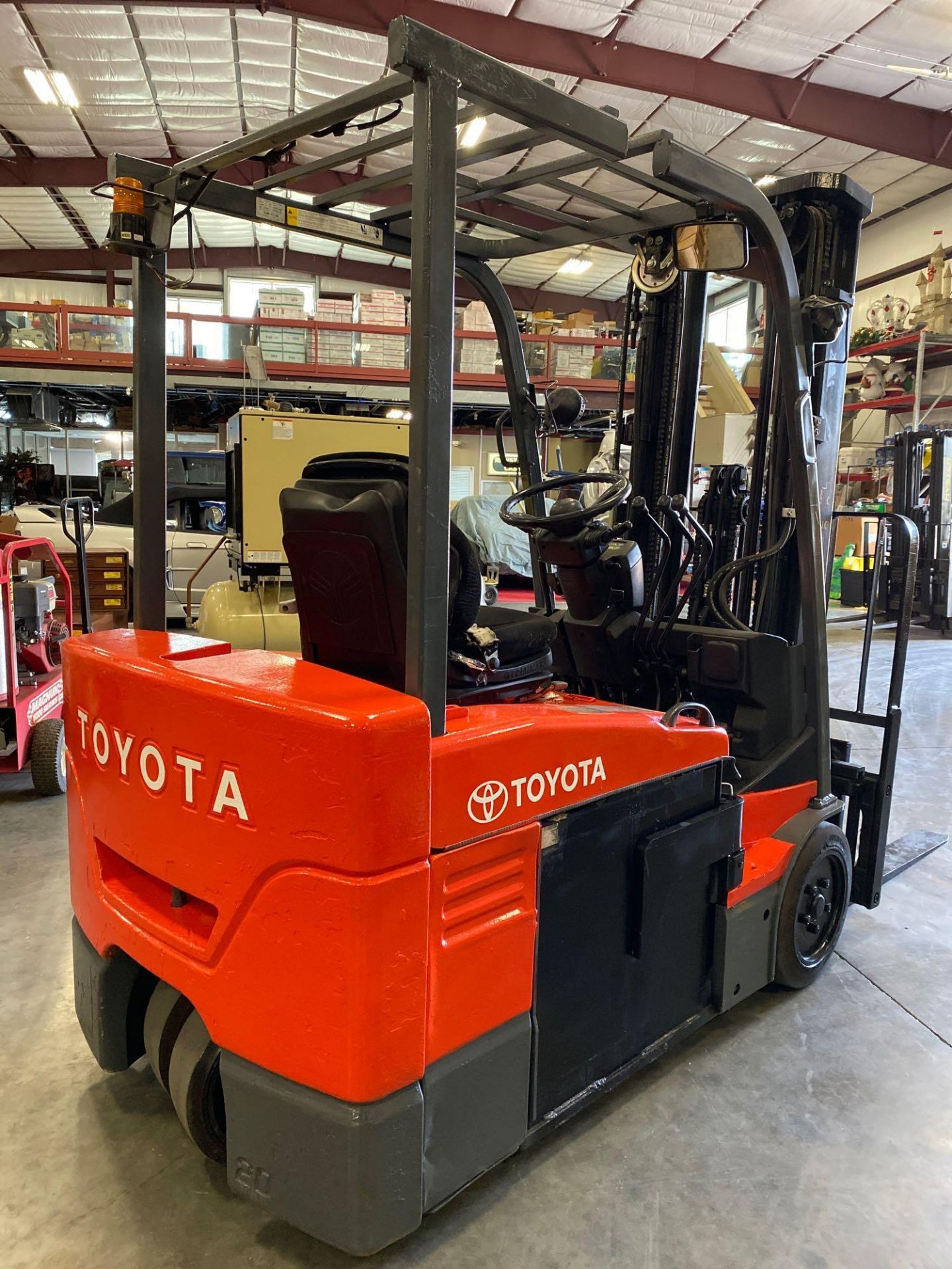 TOYOTA 7FBEU20 36V FORKLIFT, 189” LIFT, TILT, SIDESHIFT, RUNS AND OPERATES - Image 4 of 7