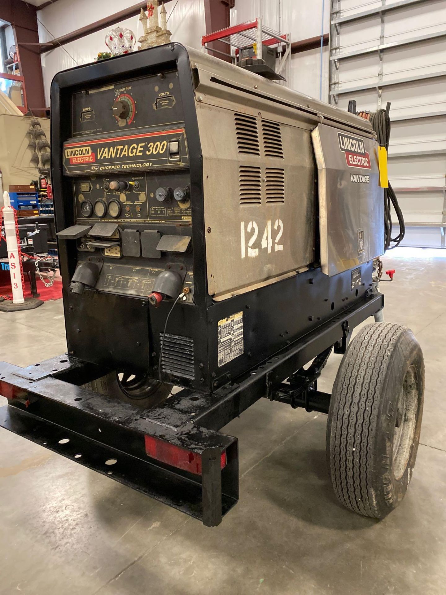 2010 LINCOLN ELECTRIC VANTAGE 300 WELDER/GENERATOR, TRAILER MOUNTED, RUNS AND OPERATES - Image 3 of 7