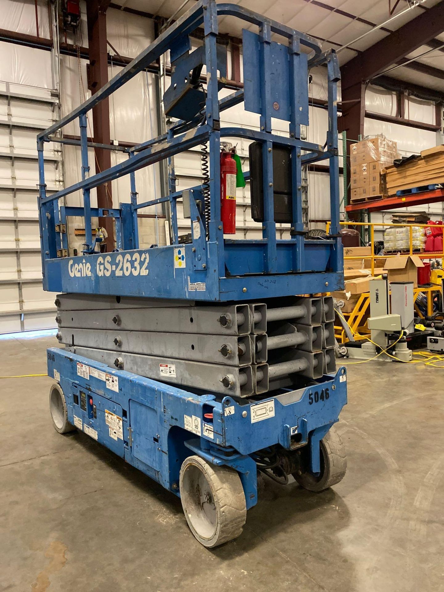 2013 GENIE GS-2632 ELECTRIC SELF PROPELLED SCISSOR LIFT, SLIDE OUT PLATFORM, 26' PLATFORM HEIGHT, 50 - Image 3 of 6