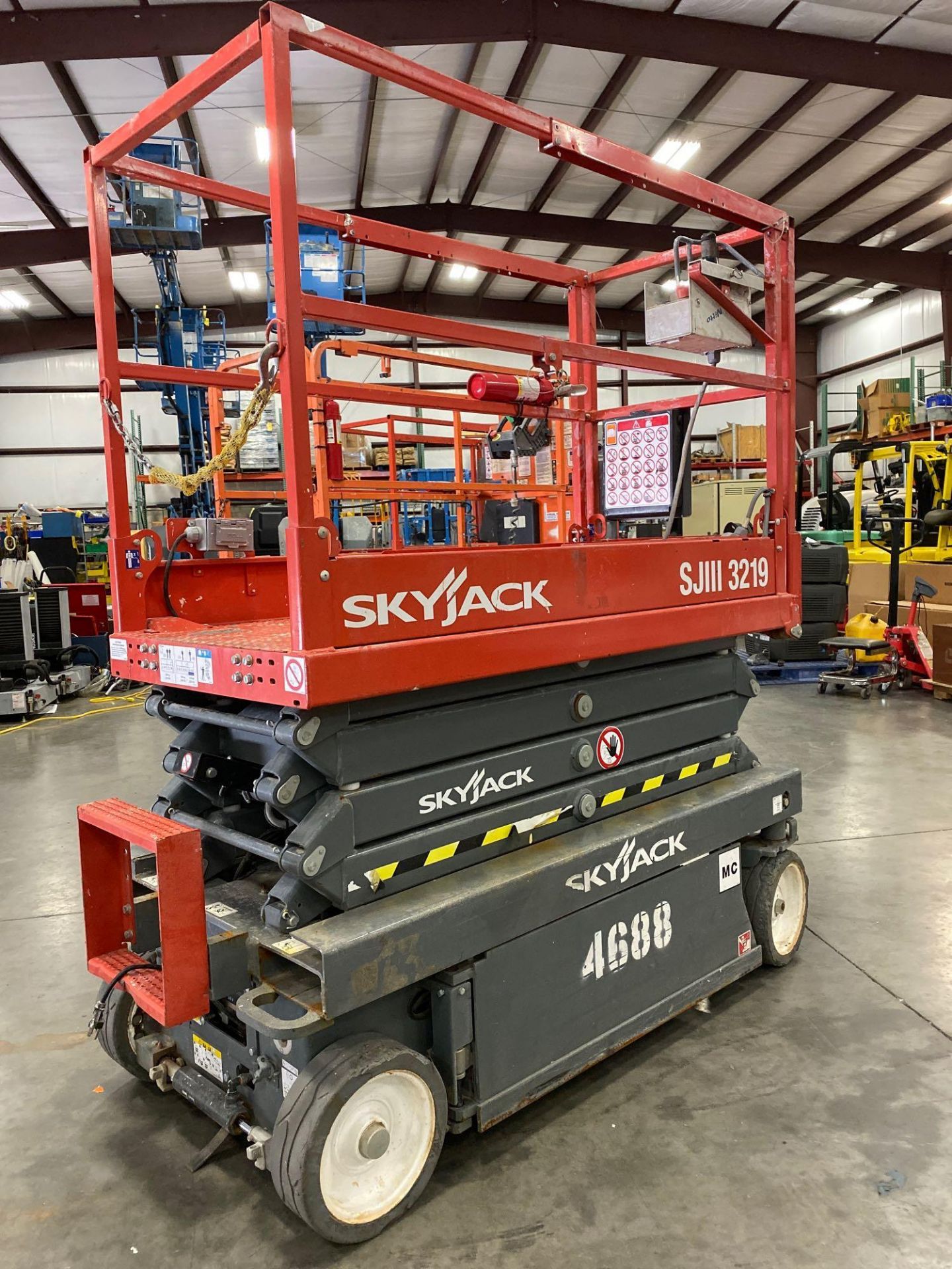 2018 SKYJACK SJIII 3319 ELECTRIC SCISSOR LIFT, SELF PROPELLED, 19' PLATFORM HEIGHT, EXTENDABLE PLATF - Bild 4 aus 7