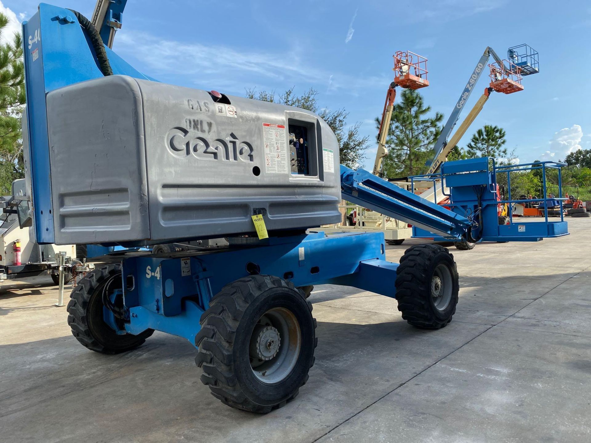 GENIE S-40 4 x 4 DIESEL BOOM LIFT - Image 2 of 10