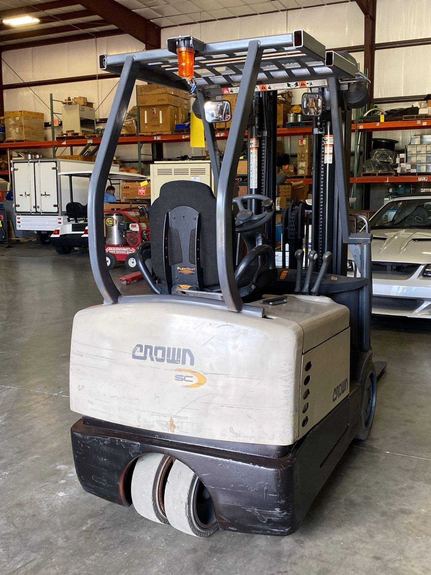 CROWN 4500 SERIES ELECTRIC FORKLIFT, TILT,SIDESHIFT,RUNS AND OPERATES - Image 3 of 7