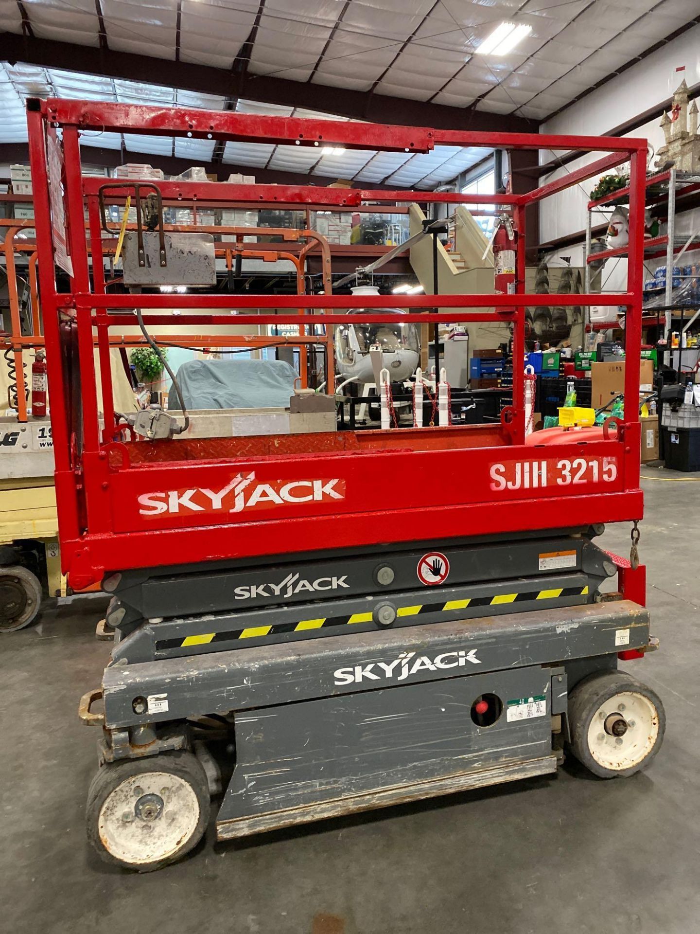 2015 SKYJACK SJIII 3215 ELECTRIC SCISSOR LIFT, SELF PROPELLED, EXTENDABLE PLATFORM, 500 LB CAPACITY, - Bild 3 aus 6