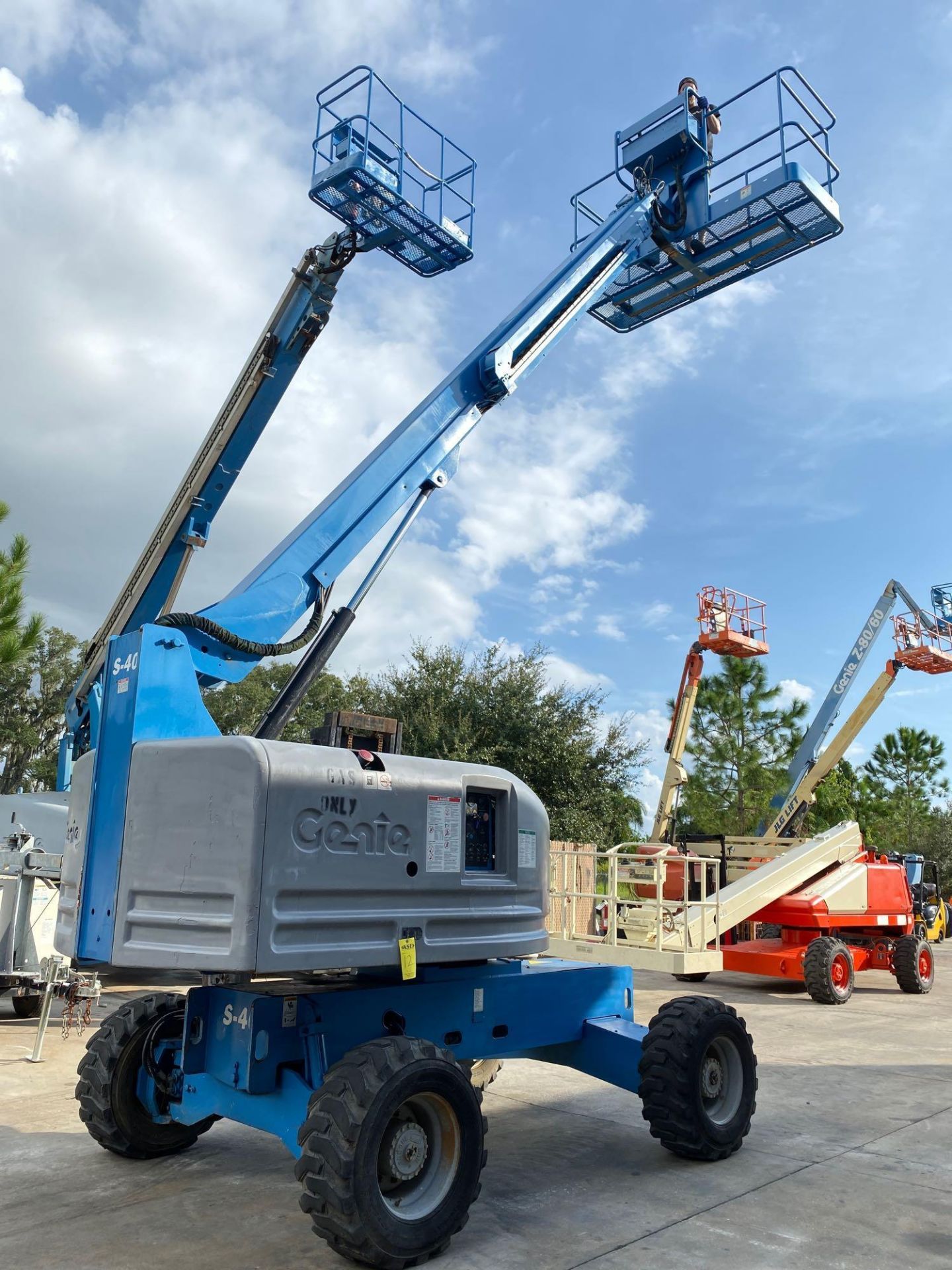 GENIE S-40 4 x 4 DIESEL BOOM LIFT - Image 9 of 10