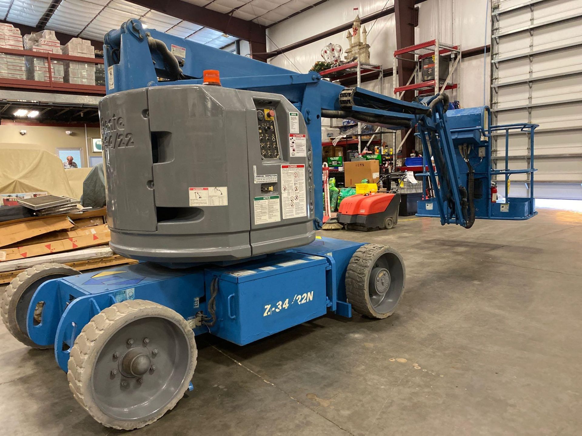 GENIE Z-30/20N ELECTRIC ARTICULATING BOOM LIFT, 30' PLATFORM HEIGHT, BUILT IN BATTERY CHARGER, RUNS