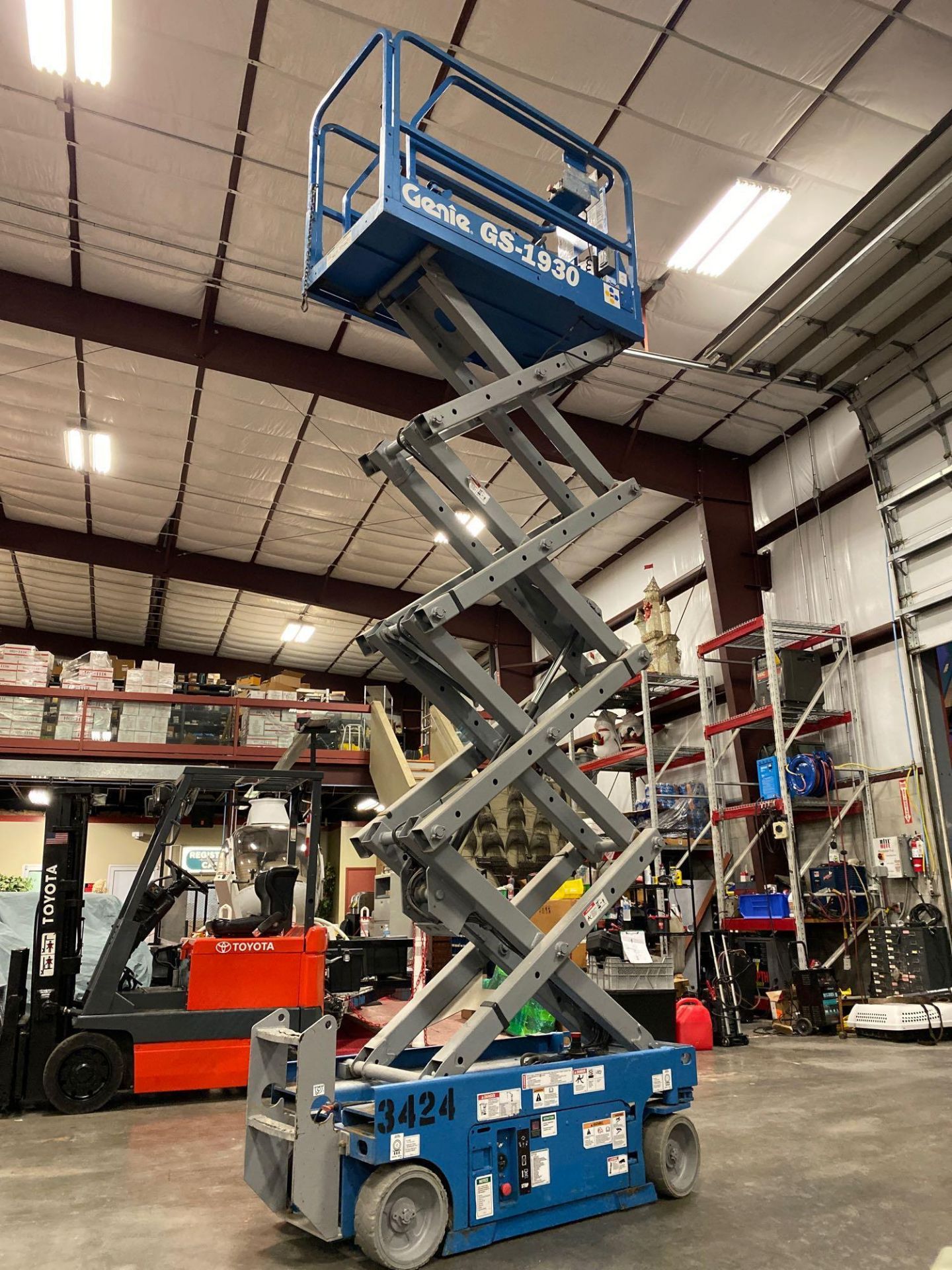 GENIE GS-1930 ELECTRIC SELF PROPELLED SCISSOR LIFT, 19' PLATFORM HEIGHT, SLIDE OUT PLATFORM - Image 11 of 12