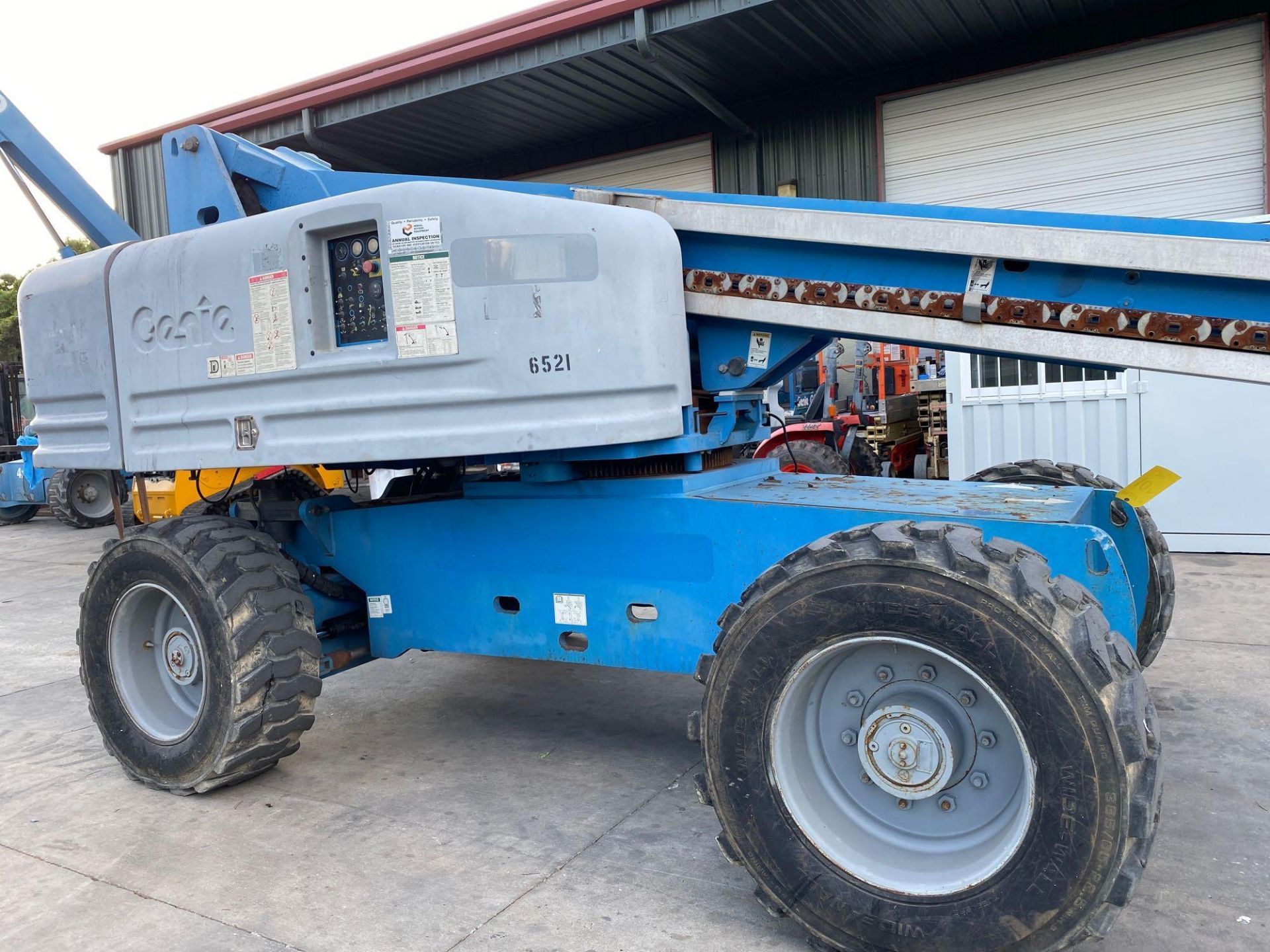 GENIE S-80 DIESEL BOOM LIFT, 4x4, EXTENDABLE/ SLIDE OUT WHEELS, 80' PLATFORM HEIGHT, RUNS & OPERATES - Image 4 of 8