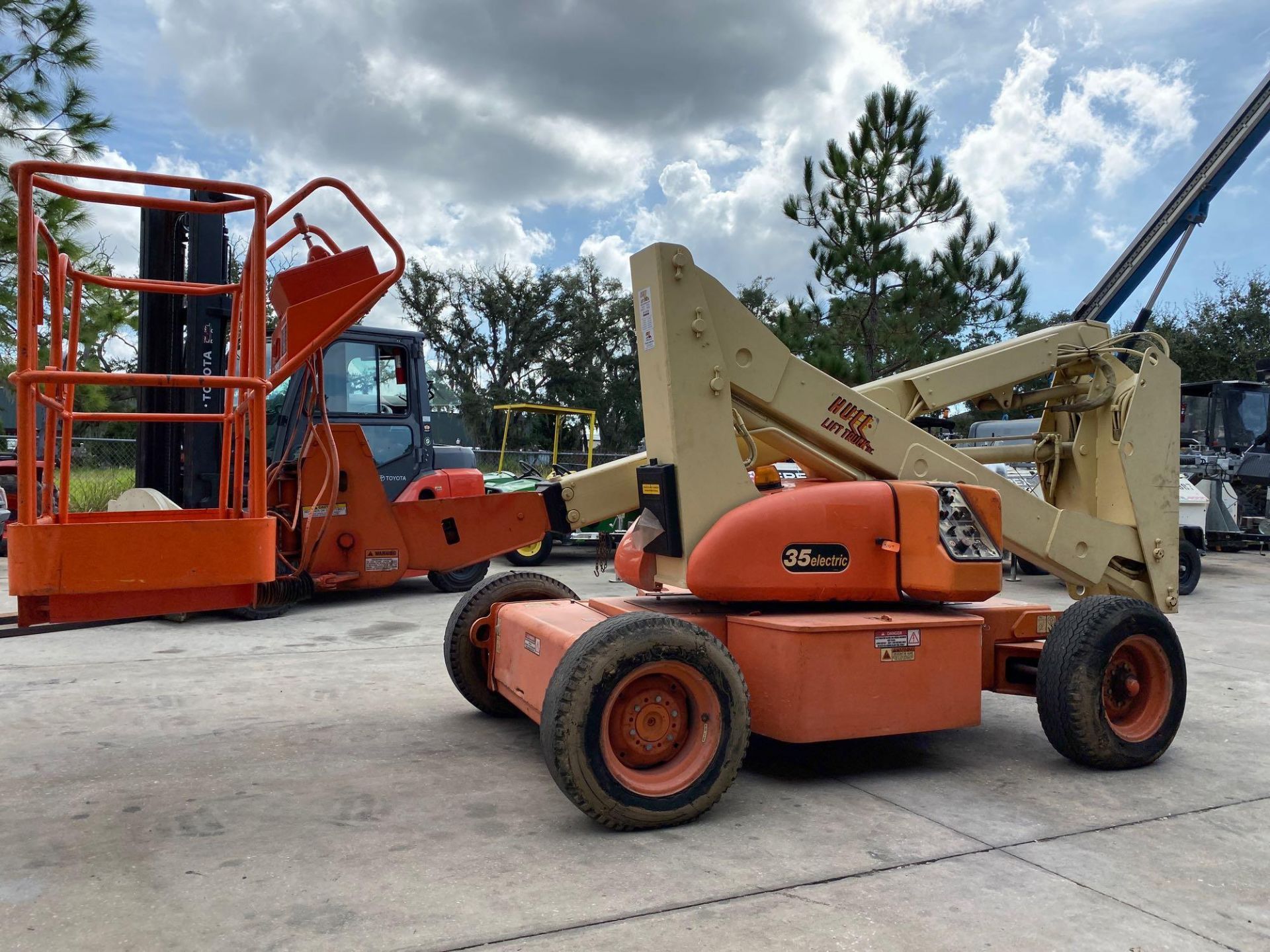 JLG 35 ARTICULATING ELECTRIC MAN LIFT, 35' PLATFORM HEIGHT, FOAM FILLED TIRES